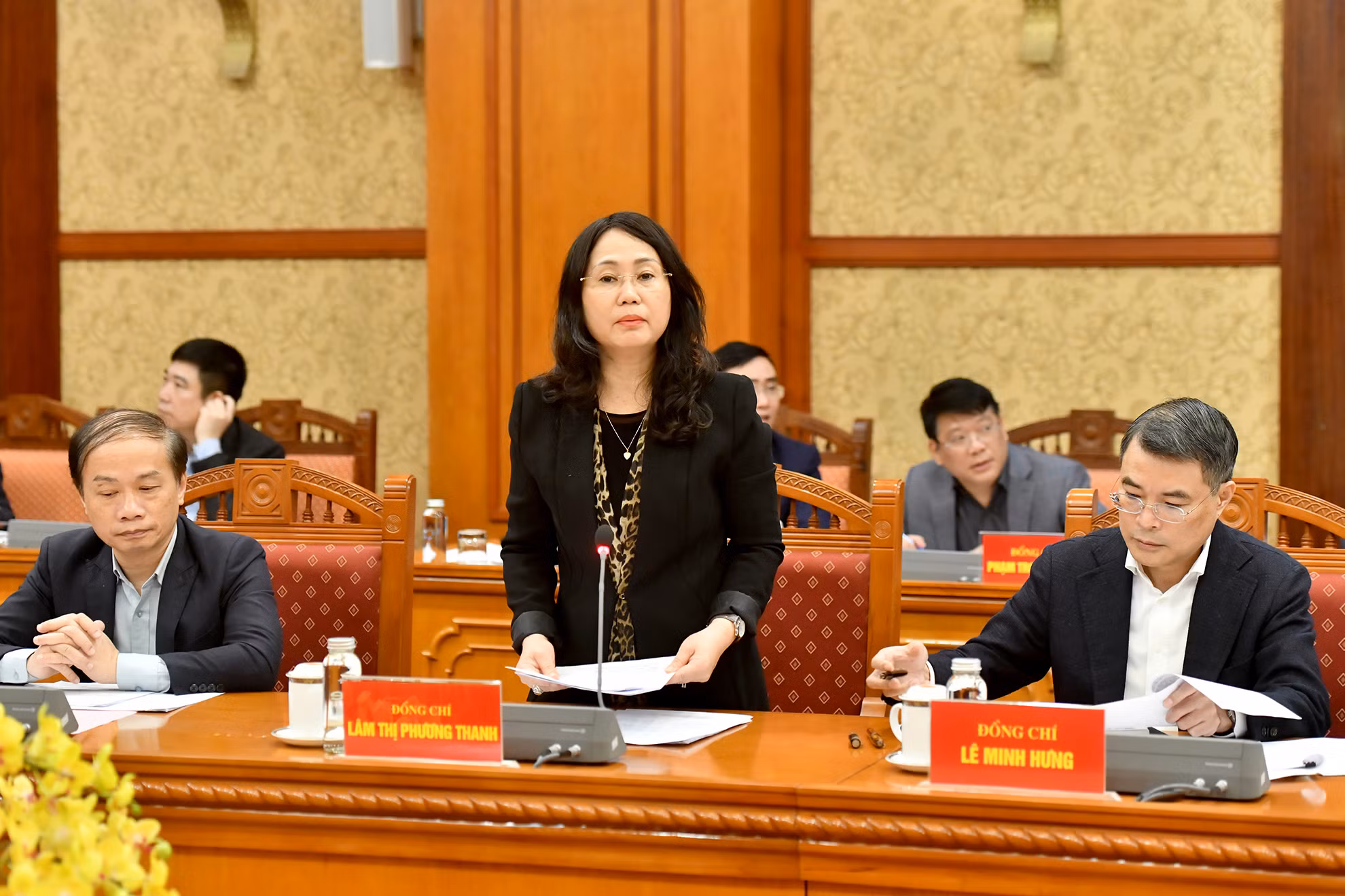 Đồng chí Lâm Thị Phương Thanh, Ủy viên Trung ương Đảng, Phó Chánh Văn phòng Thường trực Văn phòng Trung ương Đảng trình bày Dự thảo Kế hoạch tổ chức phục vụ Đại hội đại biểu toàn quốc lần thứ XIV của Đảng.