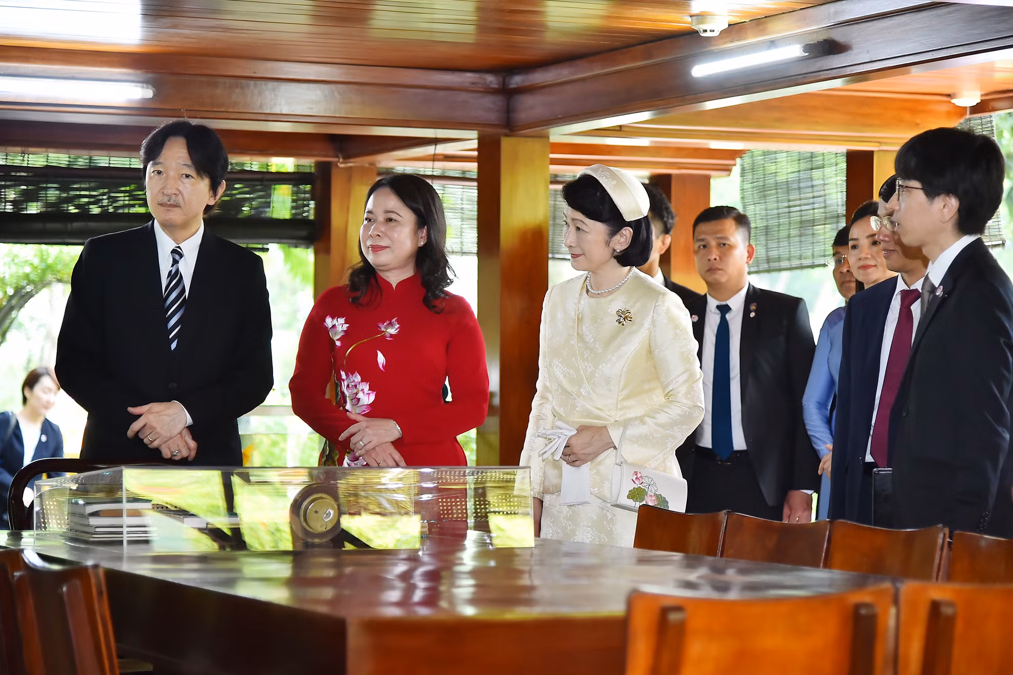 Nhà sàn Bác Hồ được khánh thành ngày 17/5/1958 nhân dịp kỷ niệm 68 năm Ngày sinh của Chủ tịch Hồ Chí Minh. Ngôi nhà ẩn mình dưới những tán cây xanh phía sau khu vườn Phủ Chủ tịch, bao quanh là các hàng rào râm bụt xanh tốt và cổng chào kết bằng cành cây đan xen nhau. Nhà sàn Bác Hồ được khánh thành ngày 17/5/1958 nhân dịp kỷ niệm 68 năm Ngày sinh của Chủ tịch Hồ Chí Minh. Ngôi nhà ẩn mình dưới những tán cây xanh phía sau khu vườn Phủ Chủ tịch, bao quanh là các hàng rào râm bụt xanh tốt và cổng chào kết bằng cành cây đan xen nhau.
