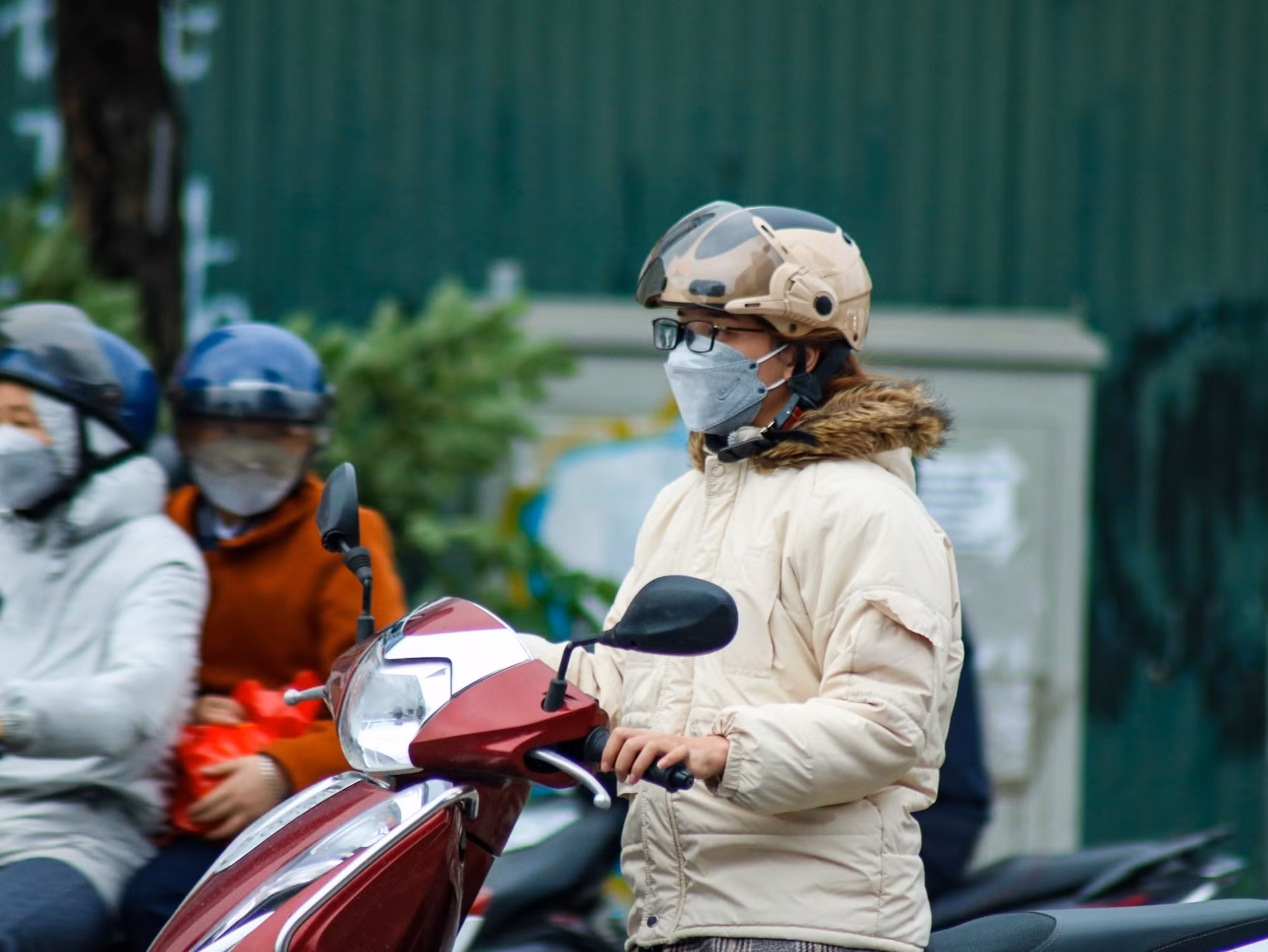 Buổi sáng Thứ Hai, ngày 10/10, người Hà Nội ra đường có thể bắt gặp thấy hình ảnh những chiếc áo khoác dày.. Buổi sáng Thứ Hai, ngày 10/10, người Hà Nội ra đường có thể bắt gặp thấy hình ảnh những chiếc áo khoác dày..
