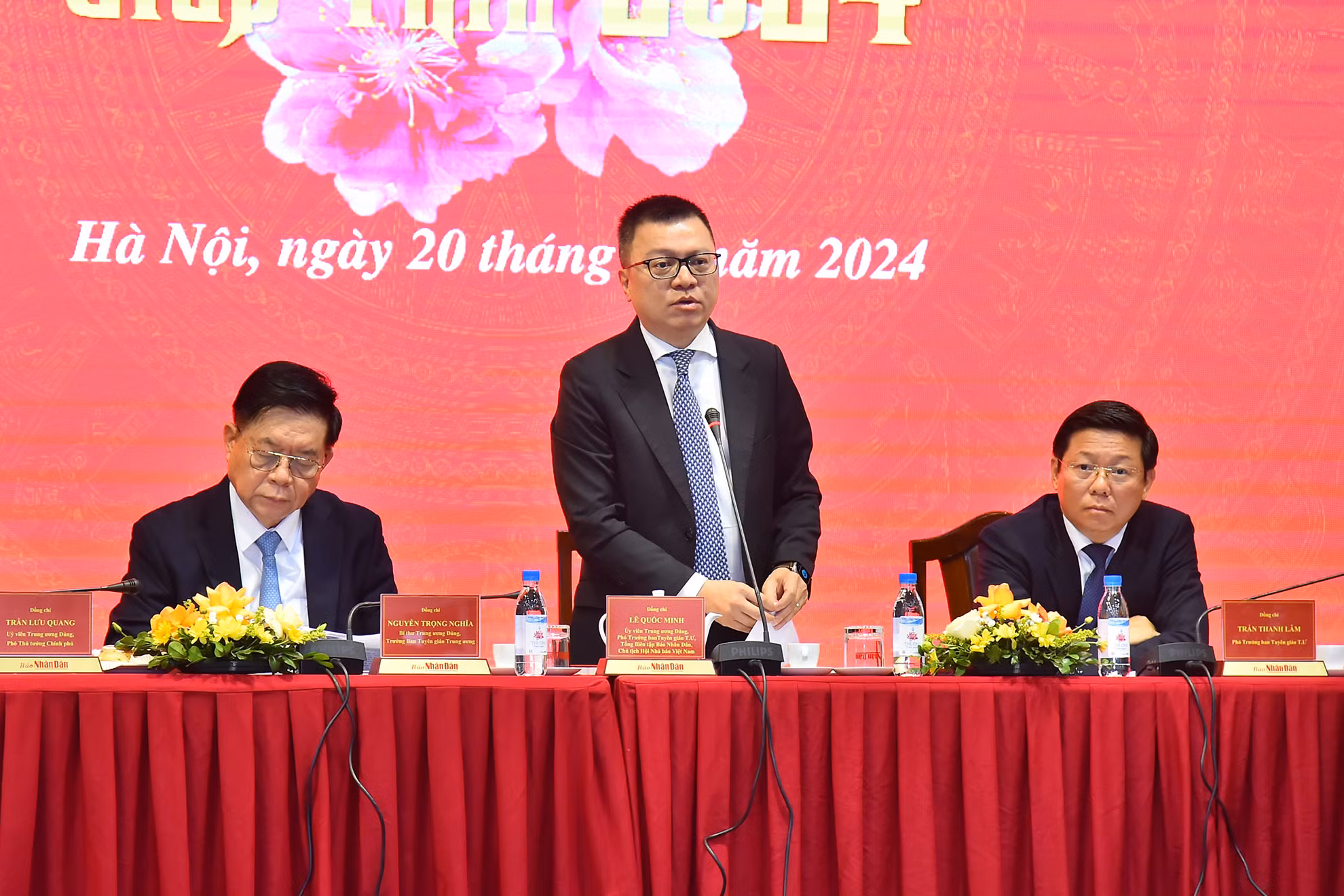 Đồng chí Lê Quốc Minh, Ủy viên Trung ương Đảng, Tổng Biên tập Báo Nhân Dân, Phó Trưởng Ban Tuyên giáo Trung ương, Chủ tịch Hội Nhà báo Việt Nam điều hành Hội nghị Giao ban báo chí đầu Xuân Giáp Thìn 2024.