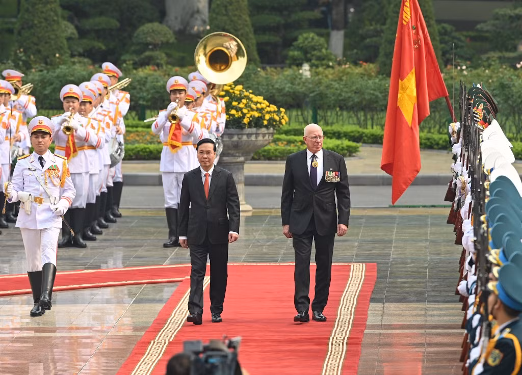 Chủ tịch nước Võ Văn Thưởng và Toàn quyền Australia David Hurley duyệt đội danh dự Quân đội nhân dân Việt Nam. Chủ tịch nước Võ Văn Thưởng và Toàn quyền Australia David Hurley duyệt đội danh dự Quân đội nhân dân Việt Nam.