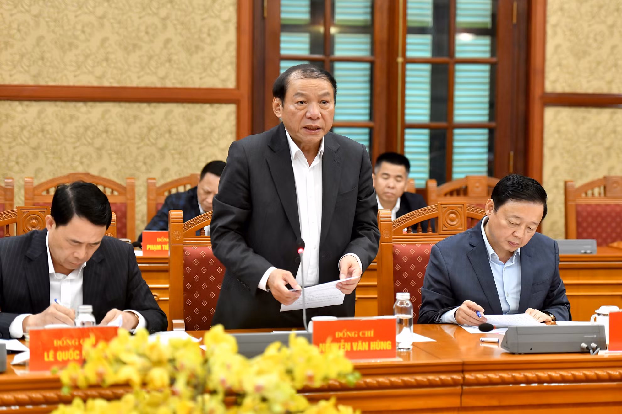 Đồng chí Nguyễn Văn Hùng, Ủy viên Trung ương Đảng, Bộ trưởng Văn hóa, Thể thao và Du lịch phát biểu ý kiến tại phiên họp.