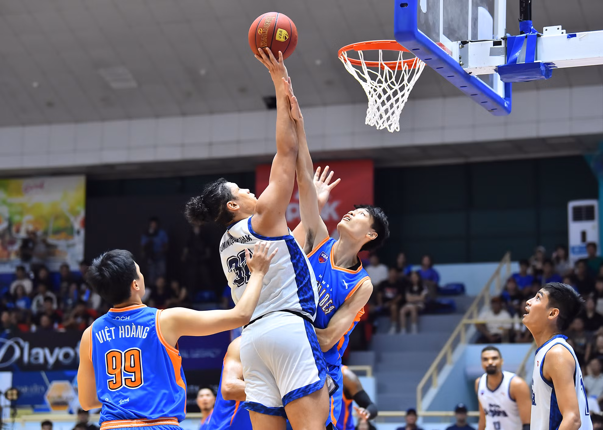 Dominique Tham tỏ ra vượt trội trước hàng phòng ngự của đội chủ sân Hoàng Mai, anh có cho mình 12 điểm, 16 rebounds và 8 assists (kiến tạo) sau 37 phút thi đấu.