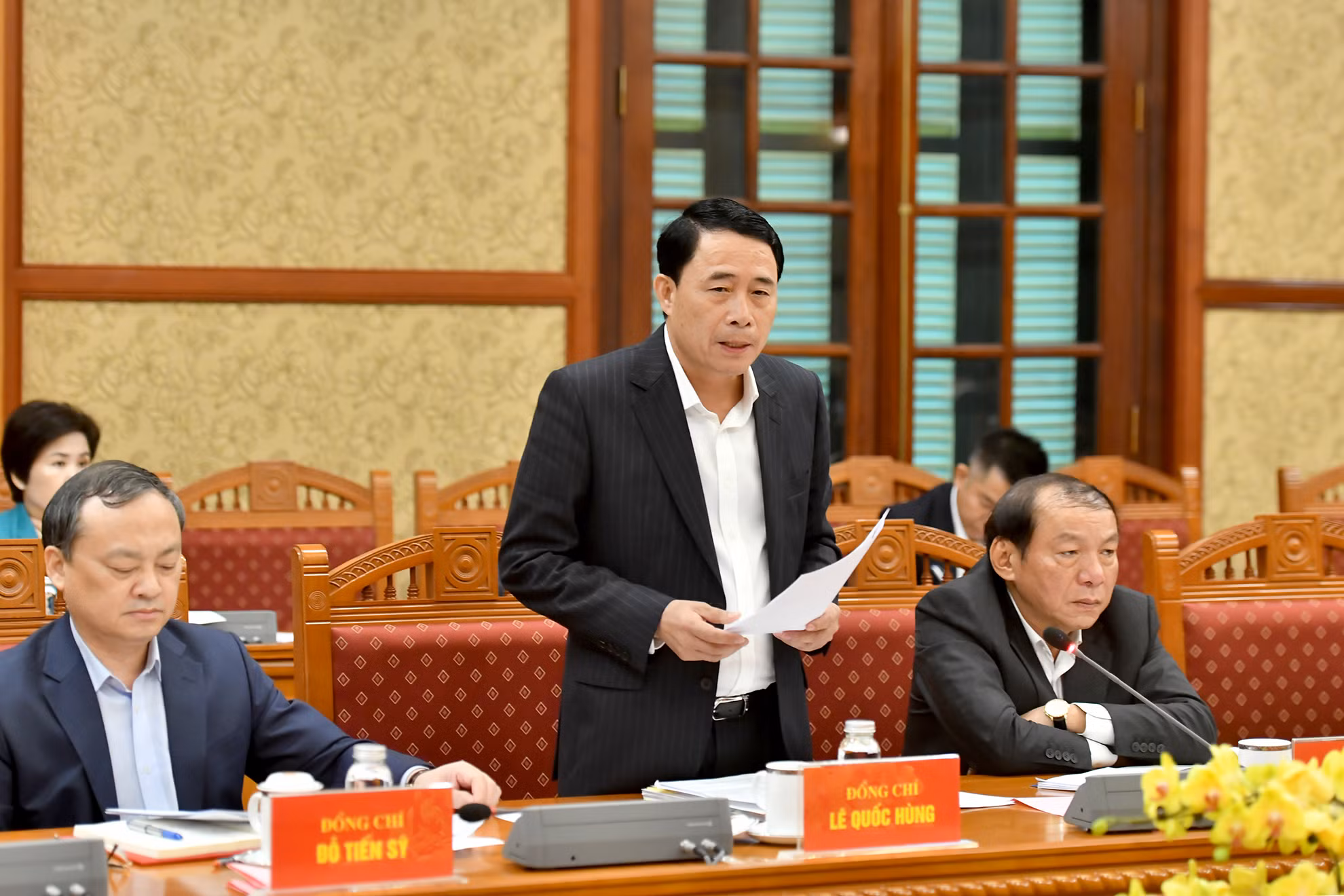 Đồng chí Trung tướng Lê Quốc Hùng, Ủy viên Trung ương Đảng, Thứ trưởng Công an phát biểu ý kiến tại phiên họp.