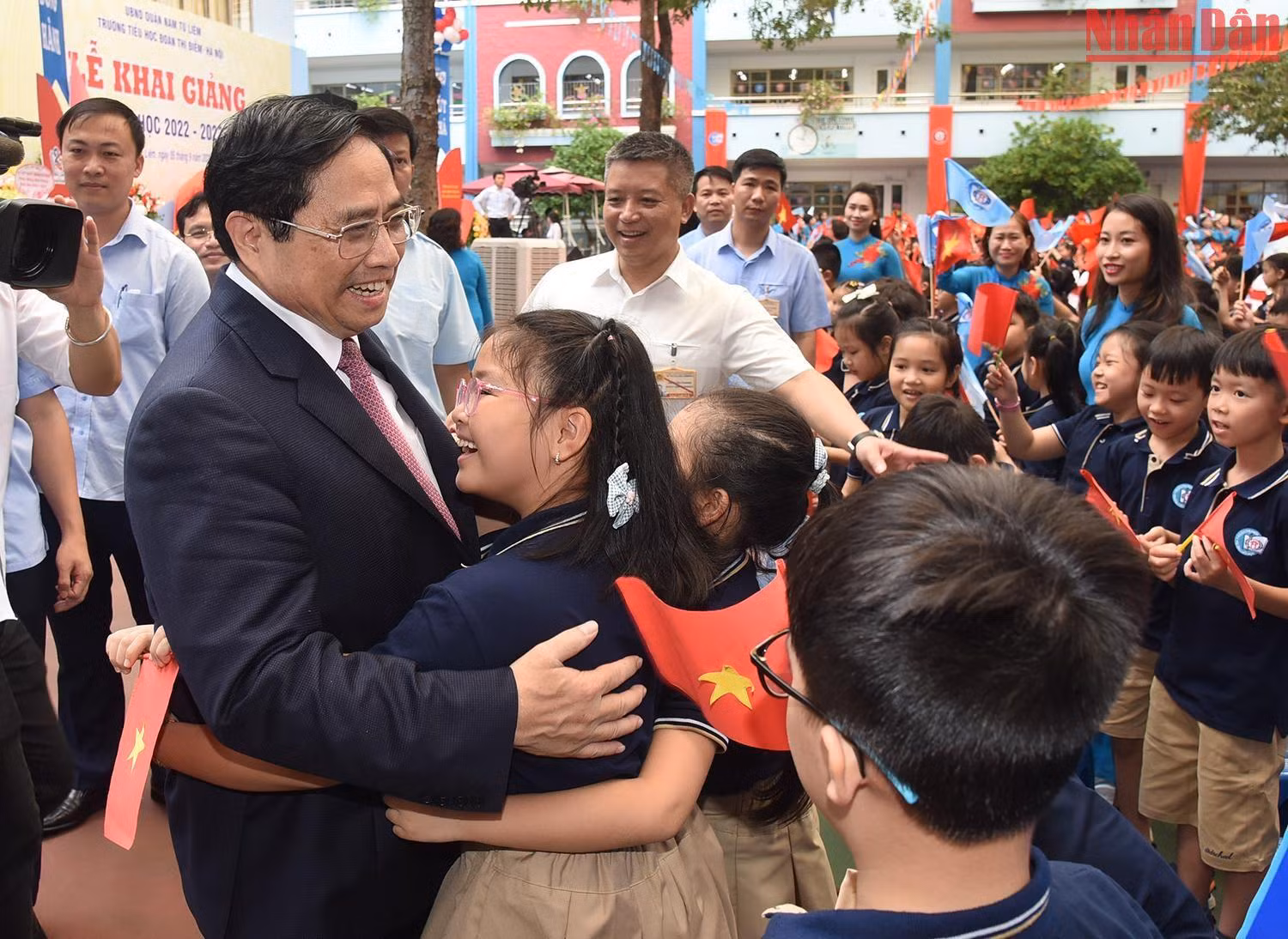 Thủ tướng Phạm Minh Chính với học sinh Trường Tiểu học Đoàn Thị Điểm. Thủ tướng Phạm Minh Chính với học sinh Trường Tiểu học Đoàn Thị Điểm.