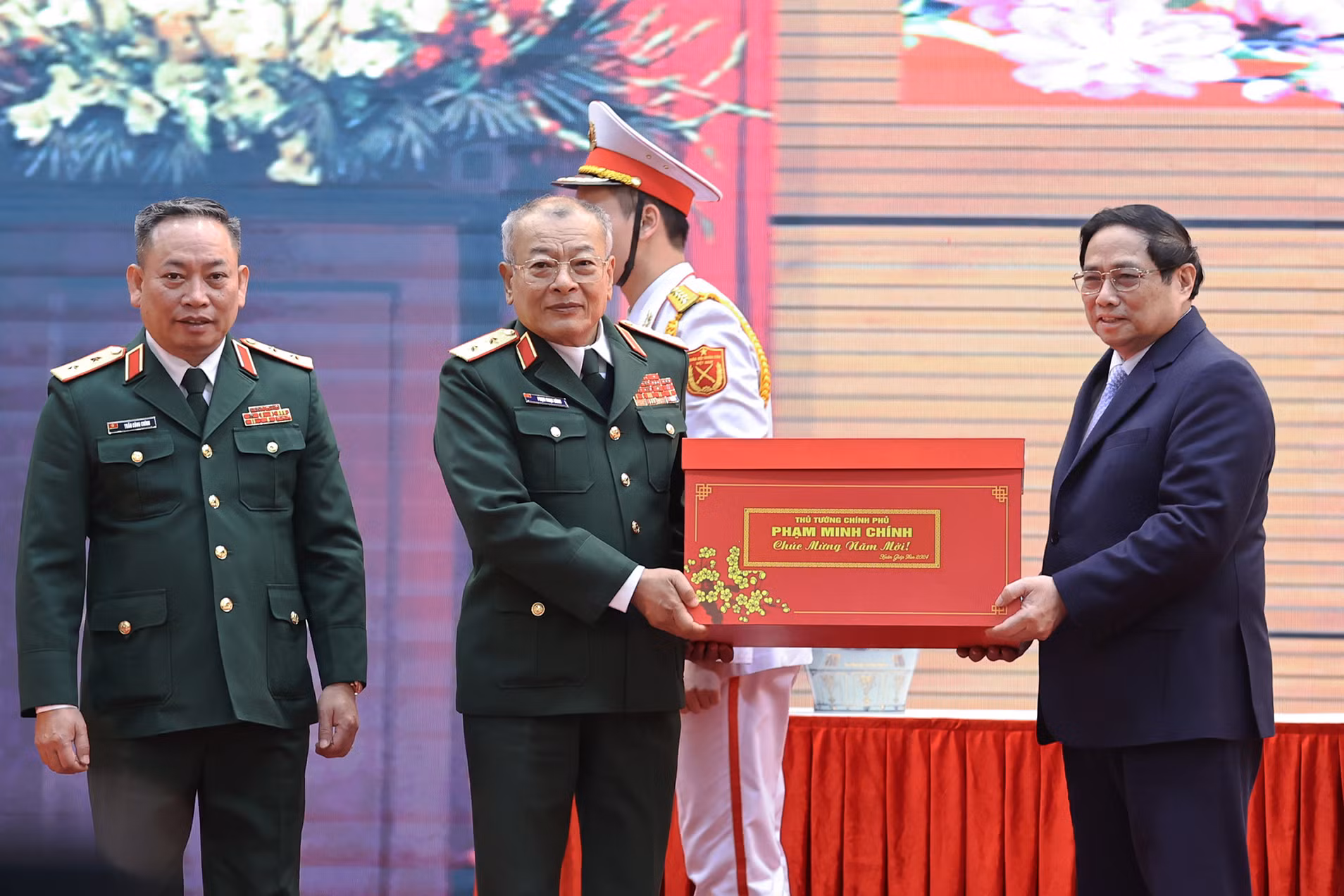 Thủ tướng tặng quà, chúc Tết tại Tổng cục II, Bộ Quốc phòng.