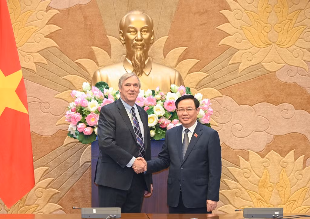 Chủ tịch Quốc hội Vương Đình Huệ và Thượng nghị sĩ bang Oregon Jeff Merkley tại cuộc tiếp.