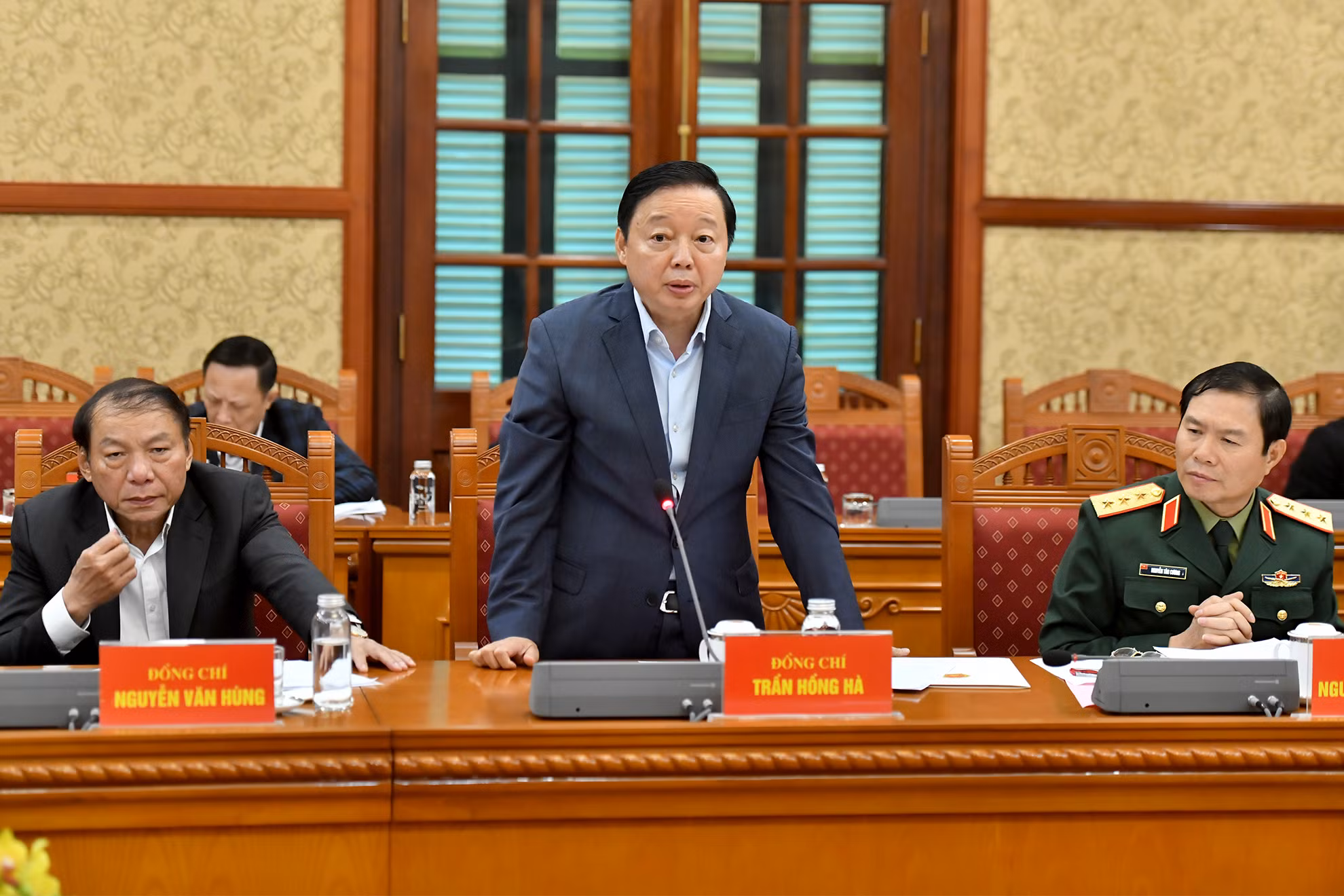 Đồng chí Trần Hồng Hà, Ủy viên Trung ương Đảng, Phó Thủ tướng Chính phủ phát biểu ý kiến tại phiên họp.