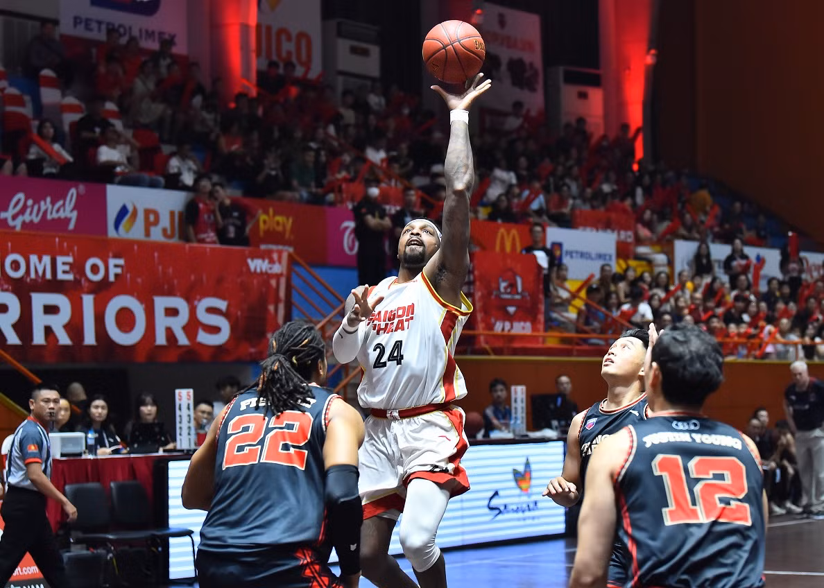 Kentrell Barkley (áo trắng) tiếp tục là đầu tàu dẫn dắt Saigon Heat đến với chiến thắng, qua đó tạm dẫn 1-0 trước Thang Long Warriors trong loạt trận bán kết. Ngoại binh người Mỹ giành danh hiệu Cầu thủ xuất sắc nhất trận đấu khi thi đấu gần 40 phút, có cho mình một triple-double với 35 điểm, 16 rebounds (bắt bóng bật bảng) và 10 assists (kiến tạo). Kentrell Barkley (áo trắng) tiếp tục là đầu tàu dẫn dắt Saigon Heat đến với chiến thắng, qua đó tạm dẫn 1-0 trước Thang Long Warriors trong loạt trận bán kết. Ngoại binh người Mỹ giành danh hiệu Cầu thủ xuất sắc nhất trận đấu khi thi đấu gần 40 phút, có cho mình một triple-double với 35 điểm, 16 rebounds (bắt bóng bật bảng) và 10 assists (kiến tạo).