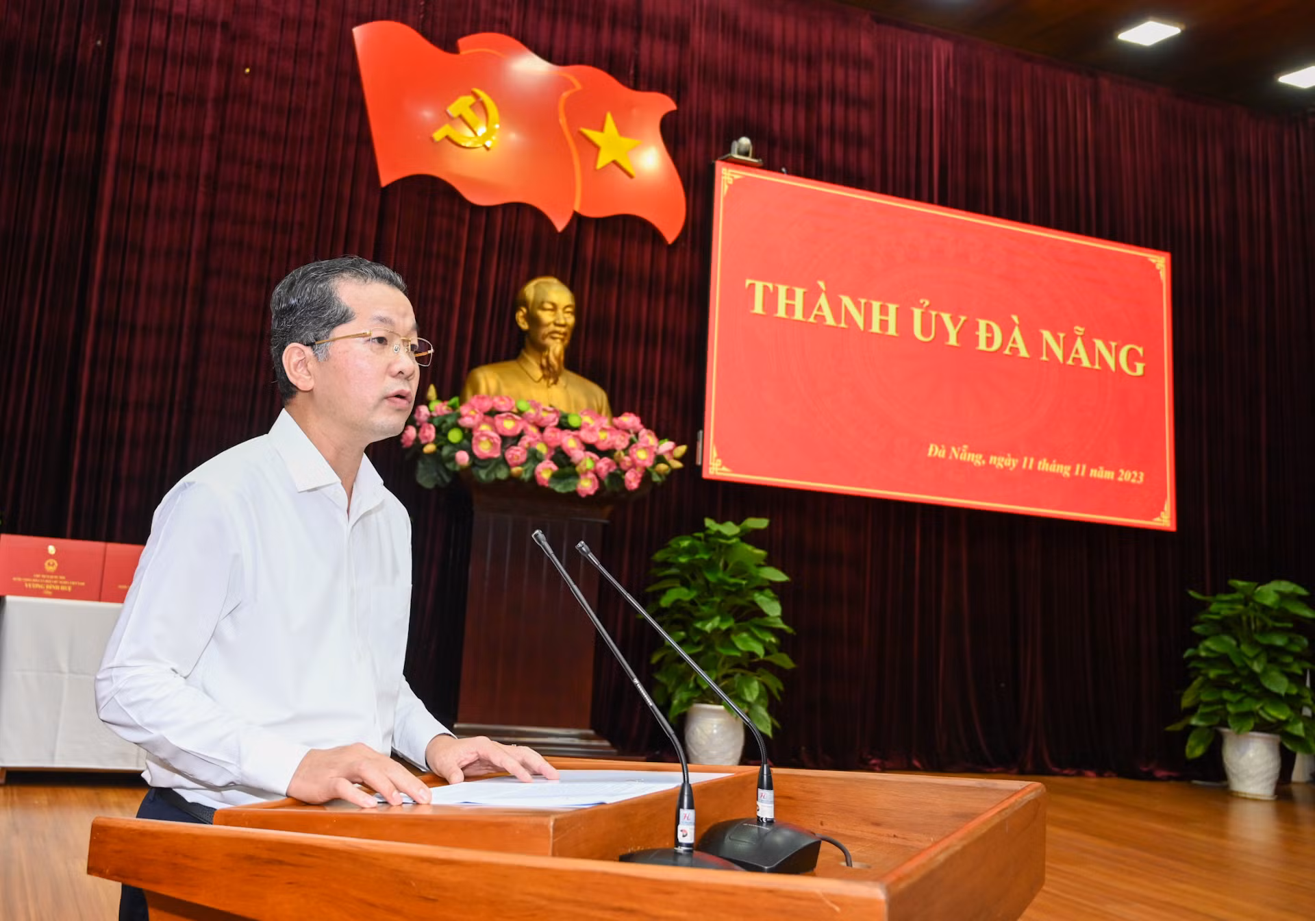 Bí thư Thành ủy Đà Nẵng Nguyễn Văn Quảng trình bày báo cáo tại buổi làm việc. Bí thư Thành ủy Đà Nẵng Nguyễn Văn Quảng trình bày báo cáo tại buổi làm việc.