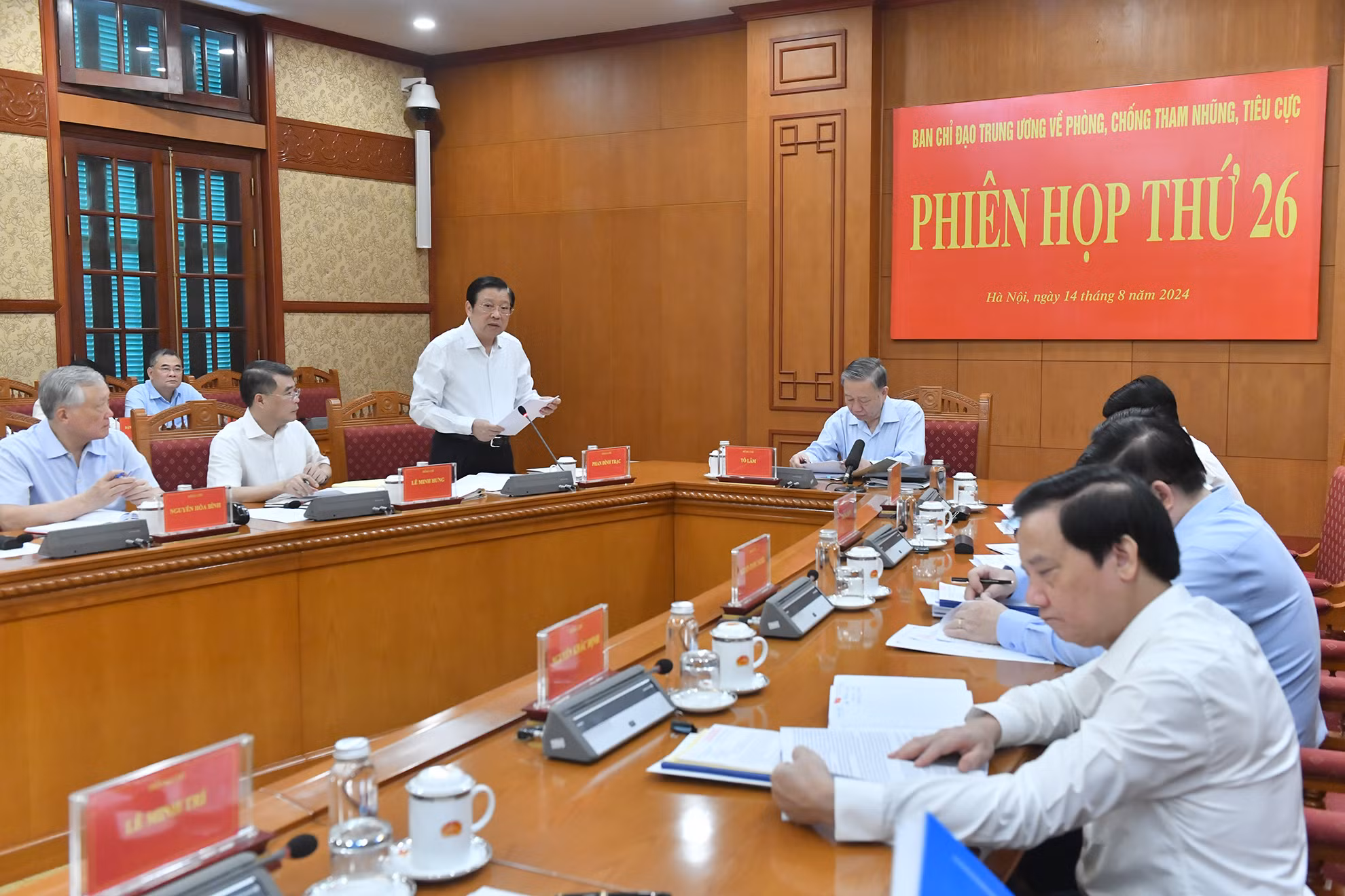 Đồng chí Phan Đình Trạc, Ủy viên Bộ Chính trị, Trưởng Ban Nội chính Trung ương trình bày báo cáo tại phiên họp. Đồng chí Phan Đình Trạc, Ủy viên Bộ Chính trị, Trưởng Ban Nội chính Trung ương trình bày báo cáo tại phiên họp.