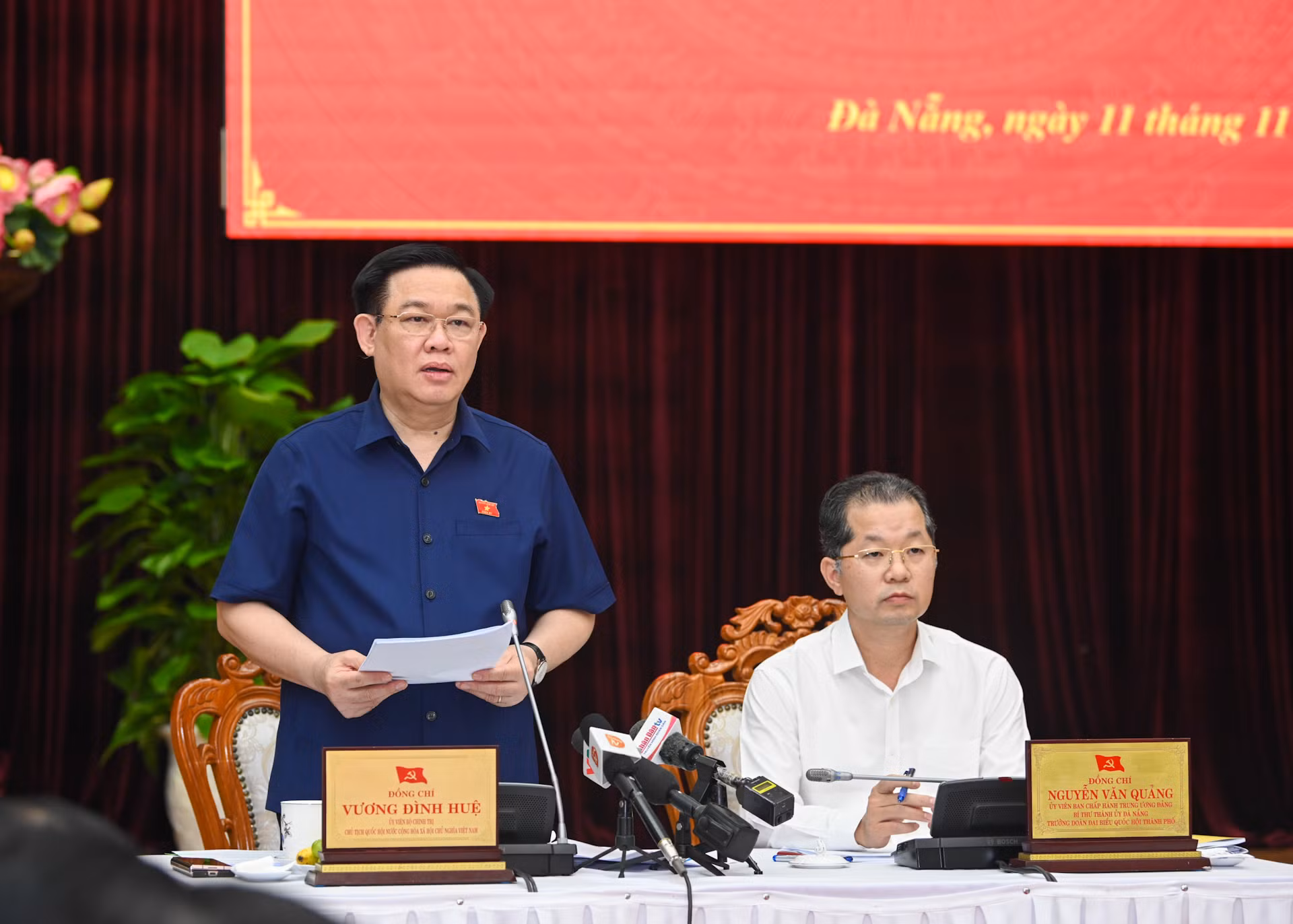 Chủ tịch Quốc hội Vương Đình Huệ phát biểu mở đầu, gợi mở nội dung thảo luận tại buổi làm việc. Chủ tịch Quốc hội Vương Đình Huệ phát biểu mở đầu, gợi mở nội dung thảo luận tại buổi làm việc.