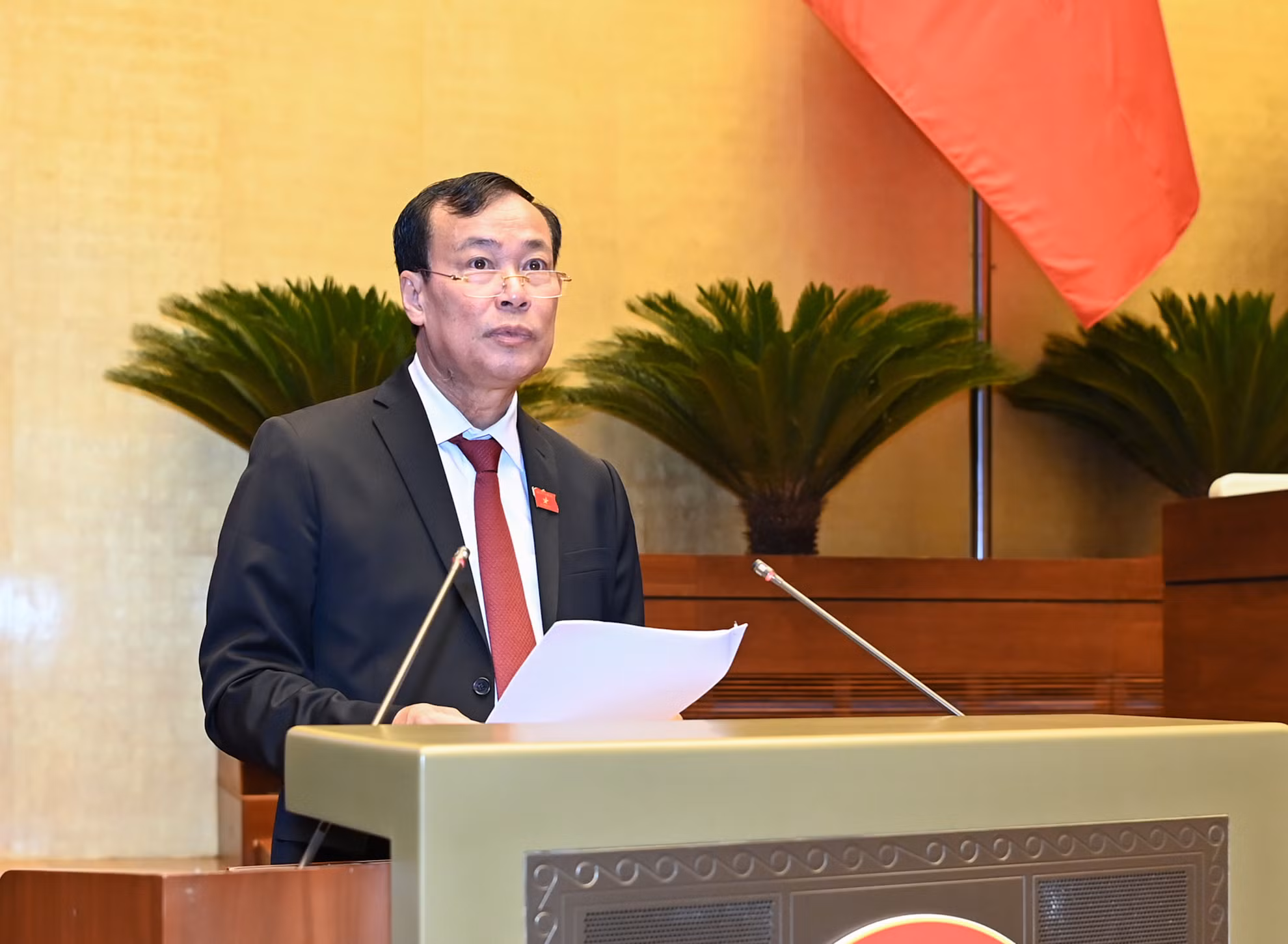 Cũng trong phiên họp ngày 25/10, Quốc hội dành phần lớn thời gian để thảo luận ở hội trường về một số nội dung còn ý kiến khác nhau của dự án Luật Căn cước và dự án Luật Viễn thông (sửa đổi). Trong ảnh: Ủy viên Ủy ban Thường vụ Quốc hội, Chủ nhiệm Ủy ban Quốc phòng và An ninh của Quốc hội Lê Tấn Tới trình bày Báo cáo giải trình, tiếp thu, chỉnh lý dự thảo Luật Căn cước.
