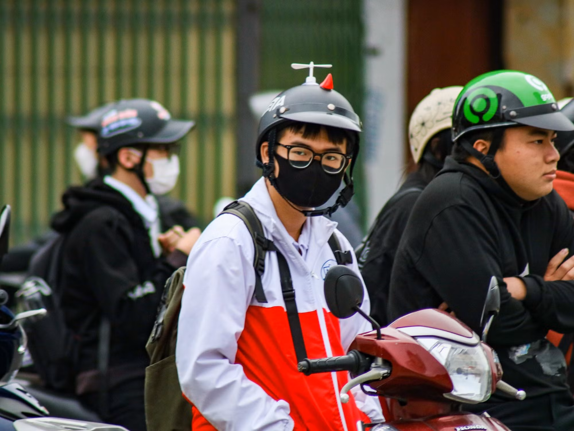 Nhiệt độ ở mức dễ chịu, không quá lạnh nhưng những cơn gió đầu mùa vẫn khiến người đi đường co ro. Nhiệt độ ở mức dễ chịu, không quá lạnh nhưng những cơn gió đầu mùa vẫn khiến người đi đường co ro.