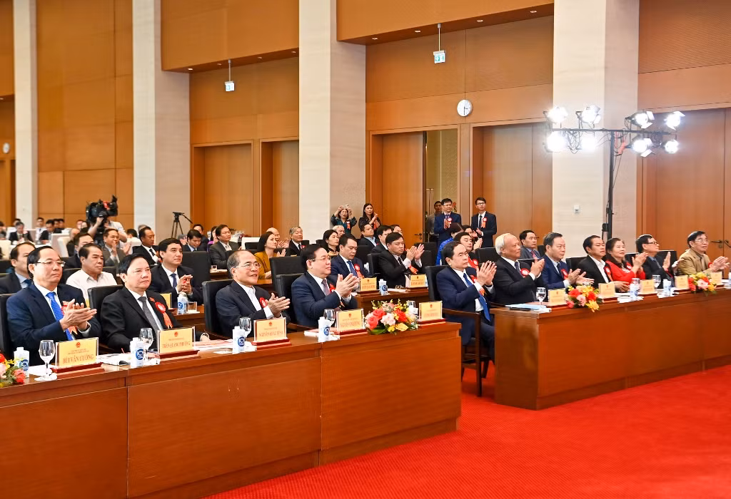 Chủ tịch Quốc hội Vương Đình Huệ, nguyên Chủ tịch Quốc hội Nguyễn Sinh Hùng, các Phó Chủ tịch Quốc hội cùng các đại biểu dự lễ kỷ niệm.