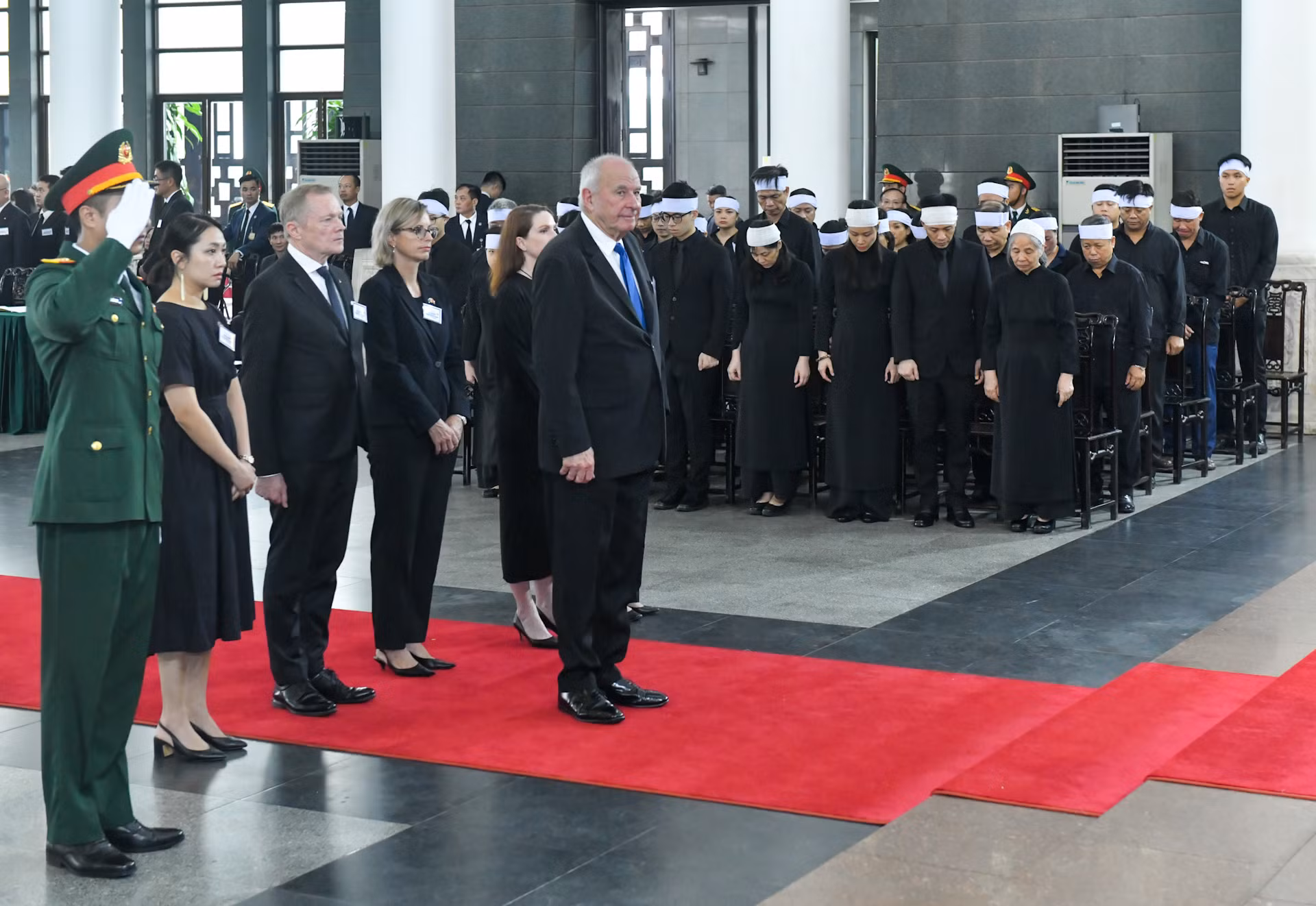 Đoàn New Zealand do ông Donald Charles McKinnon, Đặc phái viên của Thủ tướng dẫn đầu vào viếng Tổng Bí thư Nguyễn Phú Trọng. Đoàn New Zealand do ông Donald Charles McKinnon, Đặc phái viên của Thủ tướng dẫn đầu vào viếng Tổng Bí thư Nguyễn Phú Trọng.