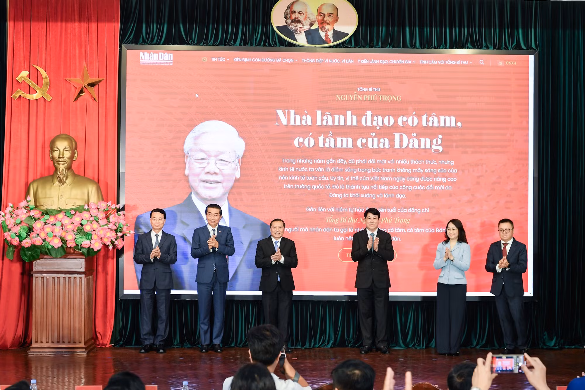 Đồng chí Lương Cường cùng các đại biểu thực hiện nghi lễ khai trương Trang thông tin đặc biệt Tổng Bí thư Nguyễn Phú Trọng - Nhà lãnh đạo có tâm, có tầm của Đảng. (Ảnh: THÀNH ĐẠT) Đồng chí Lương Cường cùng các đại biểu thực hiện nghi lễ khai trương Trang thông tin đặc biệt Tổng Bí thư Nguyễn Phú Trọng - Nhà lãnh đạo có tâm, có tầm của Đảng. (Ảnh: THÀNH ĐẠT)