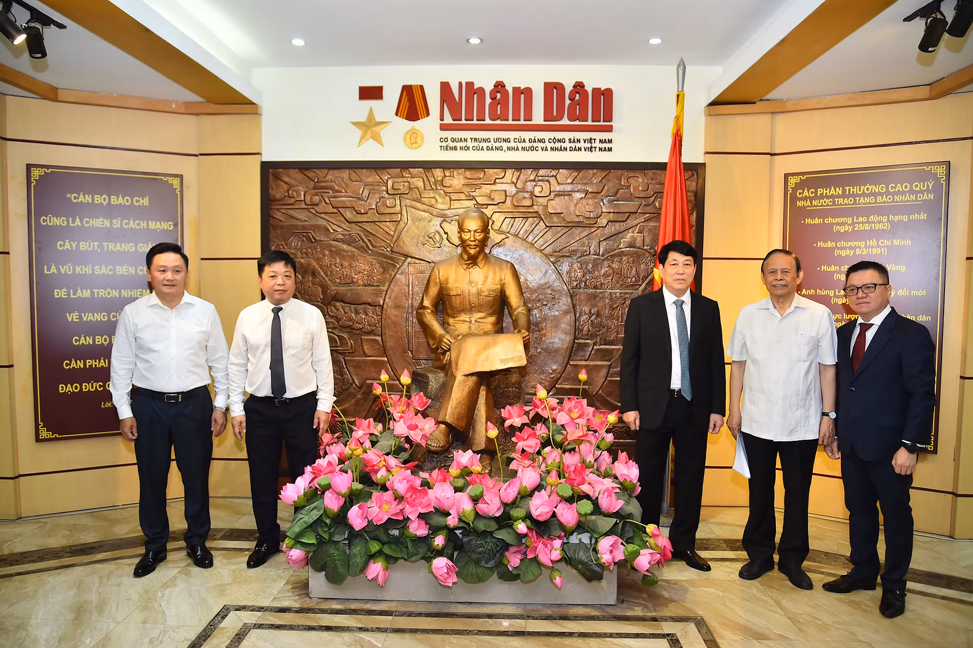 Đồng chí Lương Cường tham quan Nhà Truyền thống Báo Nhân Dân. (Ảnh: THỦY NGUYÊN - THẾ ĐẠI) Đồng chí Lương Cường tham quan Nhà Truyền thống Báo Nhân Dân. (Ảnh: THỦY NGUYÊN - THẾ ĐẠI)