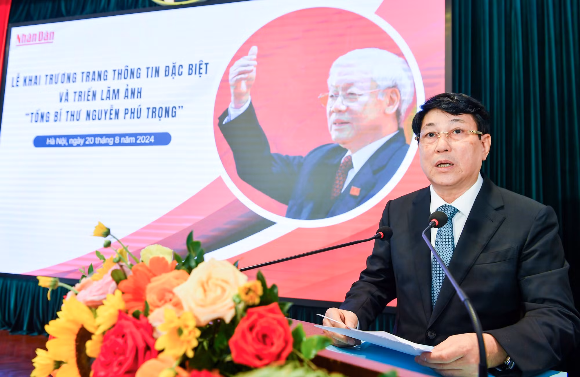 Thay mặt lãnh đạo Đảng, Nhà nước, đồng chí Lương Cường hoan nghênh Báo Nhân Dân với trách nhiệm chính trị cao, tinh thần đổi mới sáng tạo, tình cảm đặc biệt đối với Tổng Bí thư Nguyễn Phú Trọng, đã quyết tâm, khẩn trương thực hiện các công việc để hoàn thành Trang thông tin trong thời gian ngắn, trên cơ sở ứng dụng những công nghệ báo chí hiện đại trên nền tảng số, với dung lượng thông tin lớn, bao quát, phong phú và đặc biệt có ý nghĩa. (Ảnh: THÀNH ĐẠT) Thay mặt lãnh đạo Đảng, Nhà nước, đồng chí Lương Cường hoan nghênh Báo Nhân Dân với trách nhiệm chính trị cao, tinh thần đổi mới sáng tạo, tình cảm đặc biệt đối với Tổng Bí thư Nguyễn Phú Trọng, đã quyết tâm, khẩn trương thực hiện các công việc để hoàn thành Trang thông tin trong thời gian ngắn, trên cơ sở ứng dụng những công nghệ báo chí hiện đại trên nền tảng số, với dung lượng thông tin lớn, bao quát, phong phú và đặc biệt có ý nghĩa. (Ảnh: THÀNH ĐẠT)
