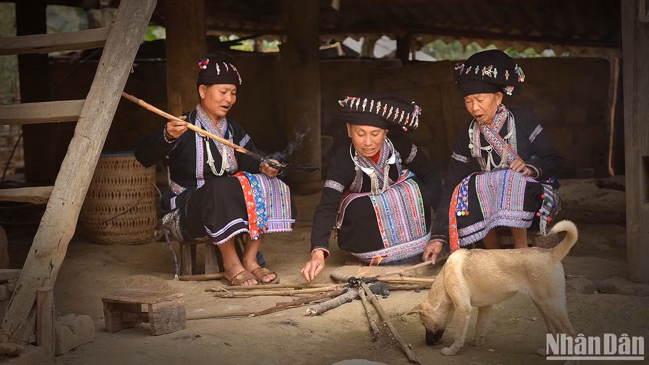Đốt cháy thanh gỗ để lấy nguyên liệu nhuộm răng.