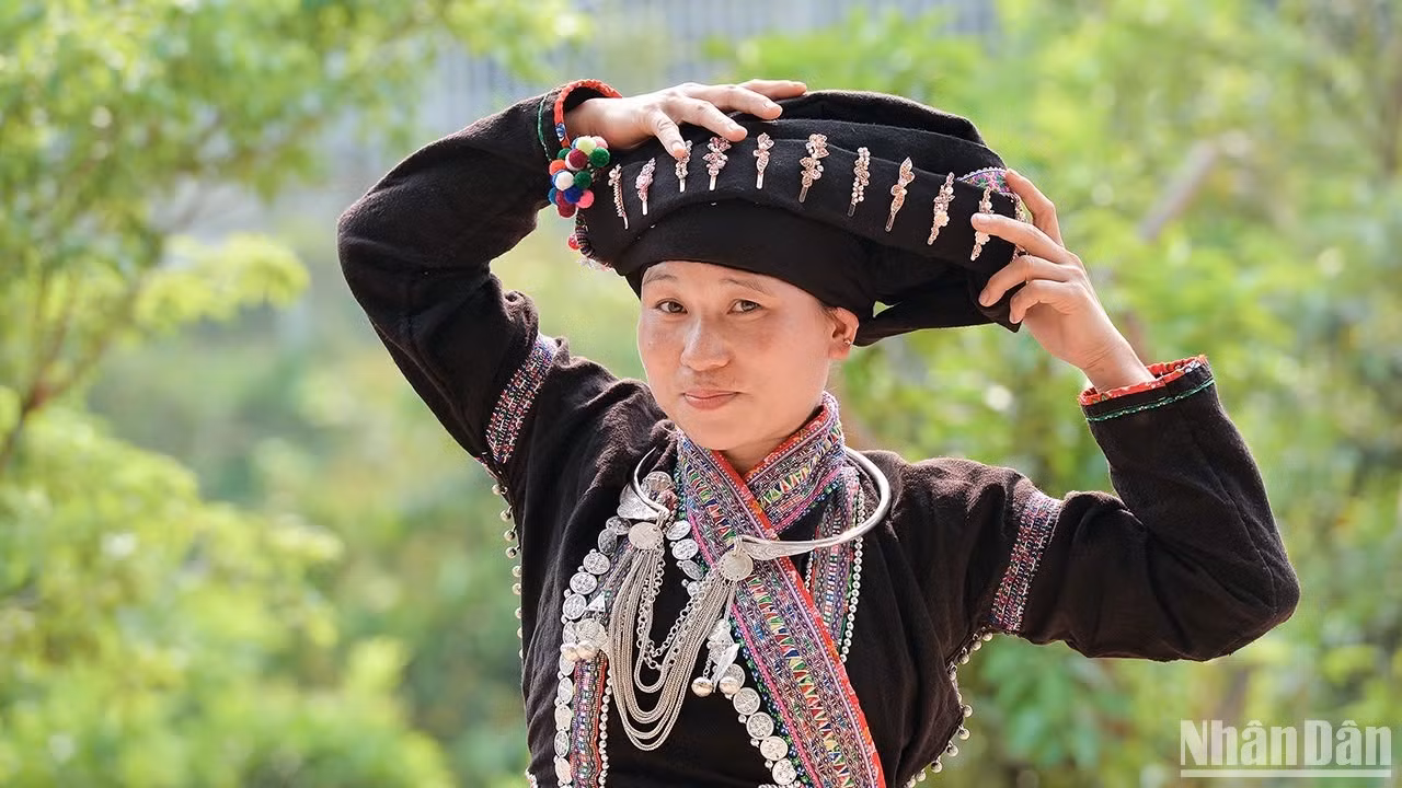 Phụ nữ dân tộc Lào trong trang phục truyền thống.