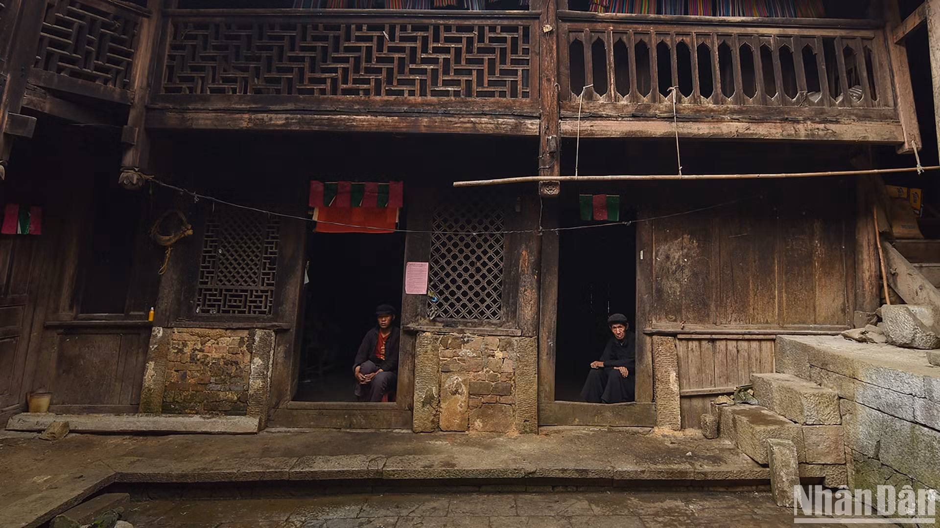 Lan can làm bằng gỗ quý bản địa. (Ảnh: VŨ LINH)