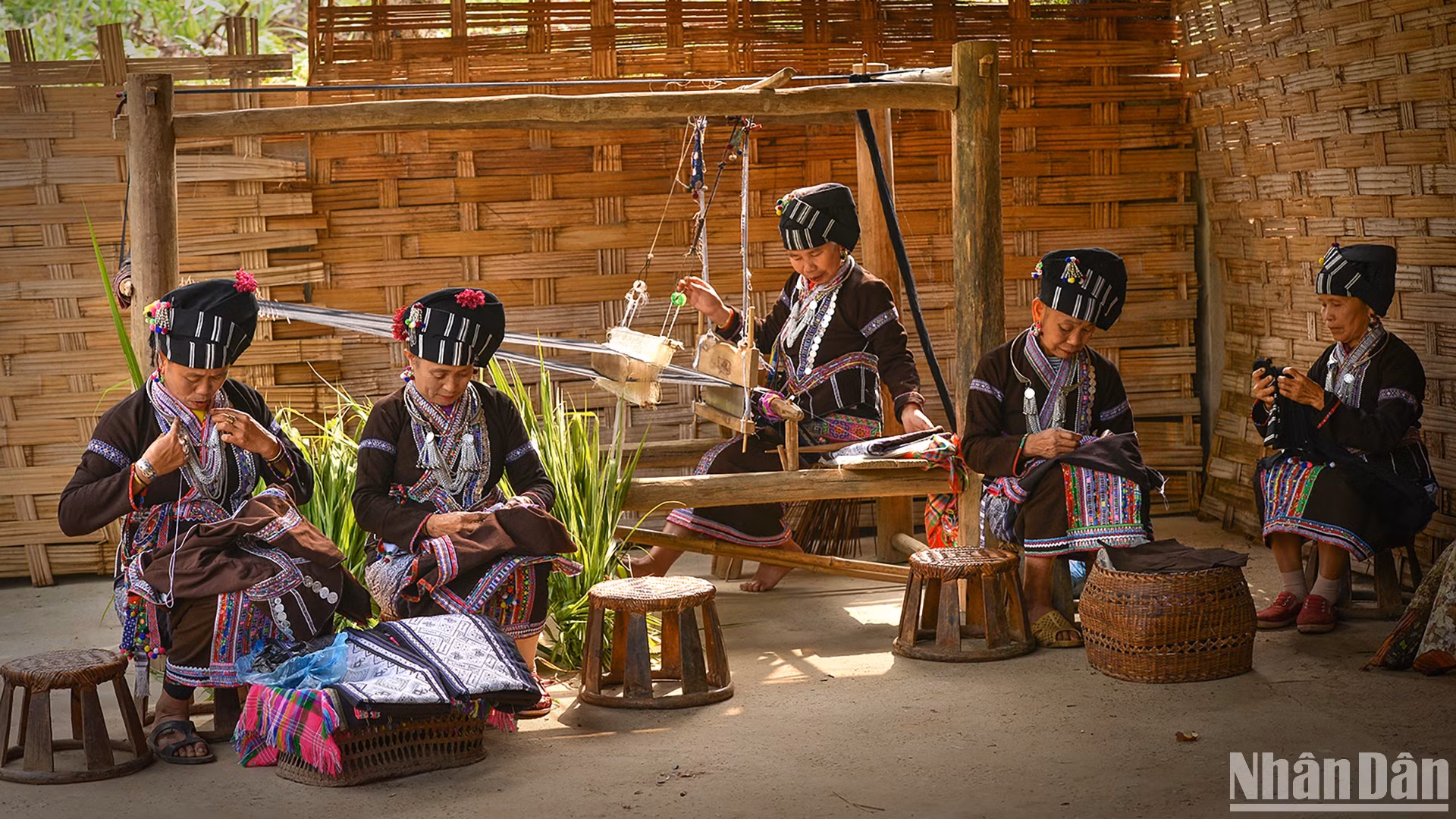 Nhịp sống bình yên bên khung cửi. Nhịp sống bình yên bên khung cửi.