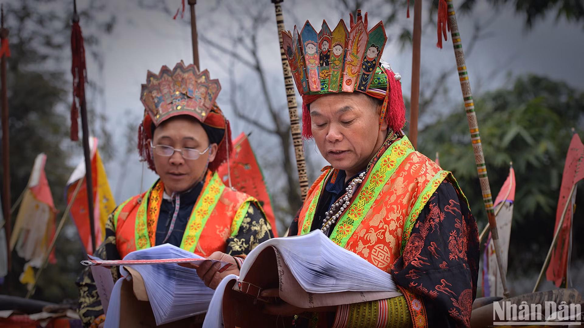Những thầy cúng am hiểu luật tục sẽ điều hành nghi lễ cấp sắc. (Ảnh: VŨ LINH) Những thầy cúng am hiểu luật tục sẽ điều hành nghi lễ cấp sắc. (Ảnh: VŨ LINH)