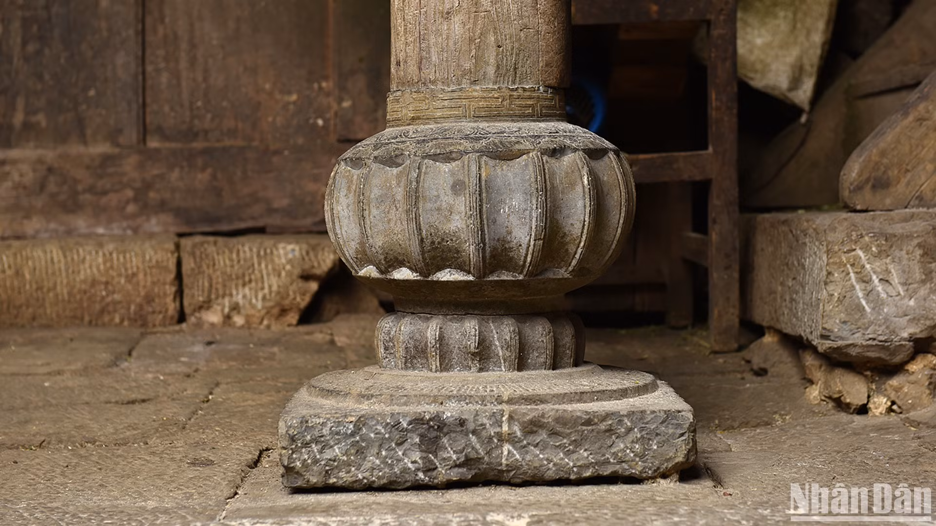 Chân trụ đá được chạm khắc cầu kỳ. (Ảnh: VŨ LINH)