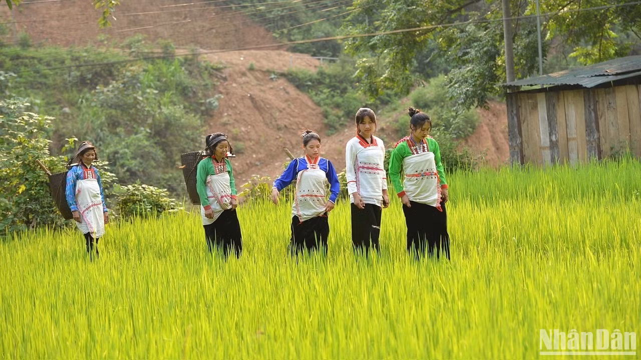 Phụ nữ Mảng trong trang phục truyền thống. (Ảnh: VŨ LINH)
