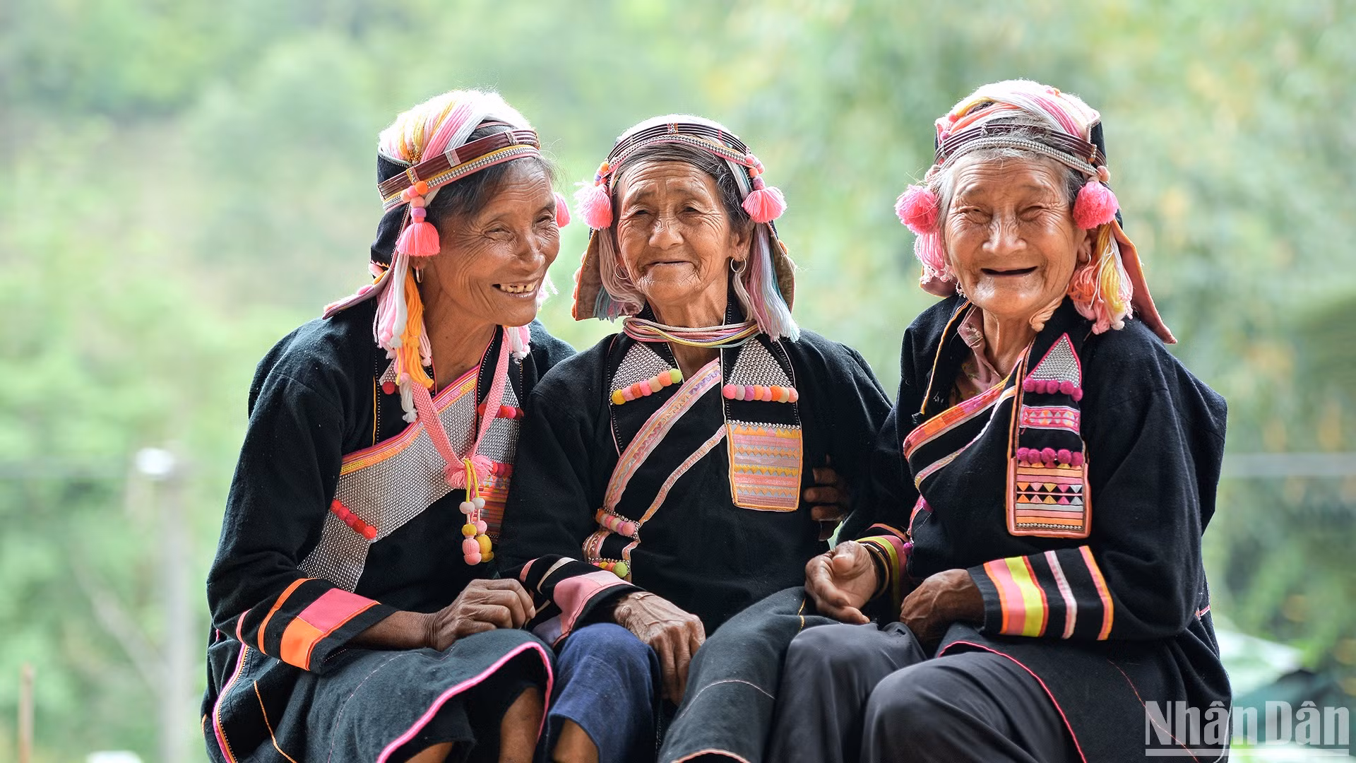 Nét riêng trong trang phục của phụ nữ Hà Nhì ở bản Pa Pảng, xã Nậm Ban, huyện Nậm Nhùn, tỉnh Lai Châu. 