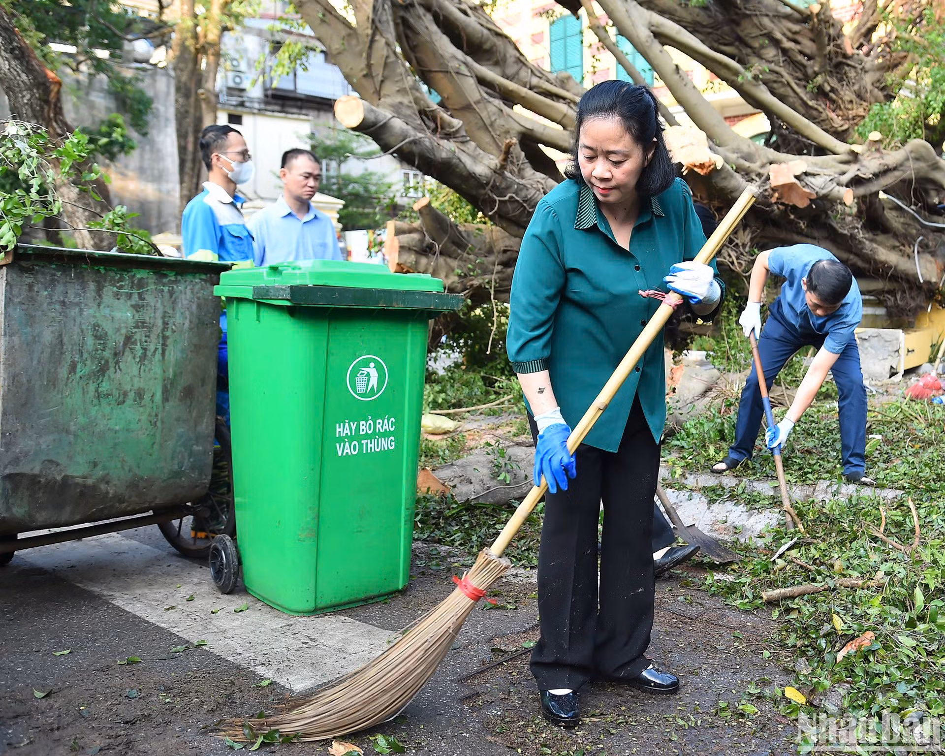 Bí thư Thành ủy Hà Nội Bùi Thị Minh Hoài trực tiếp tham gia dọn dẹp vệ sinh môi trường tại khu vực phố Trần Hưng Đạo - Bà Triệu.