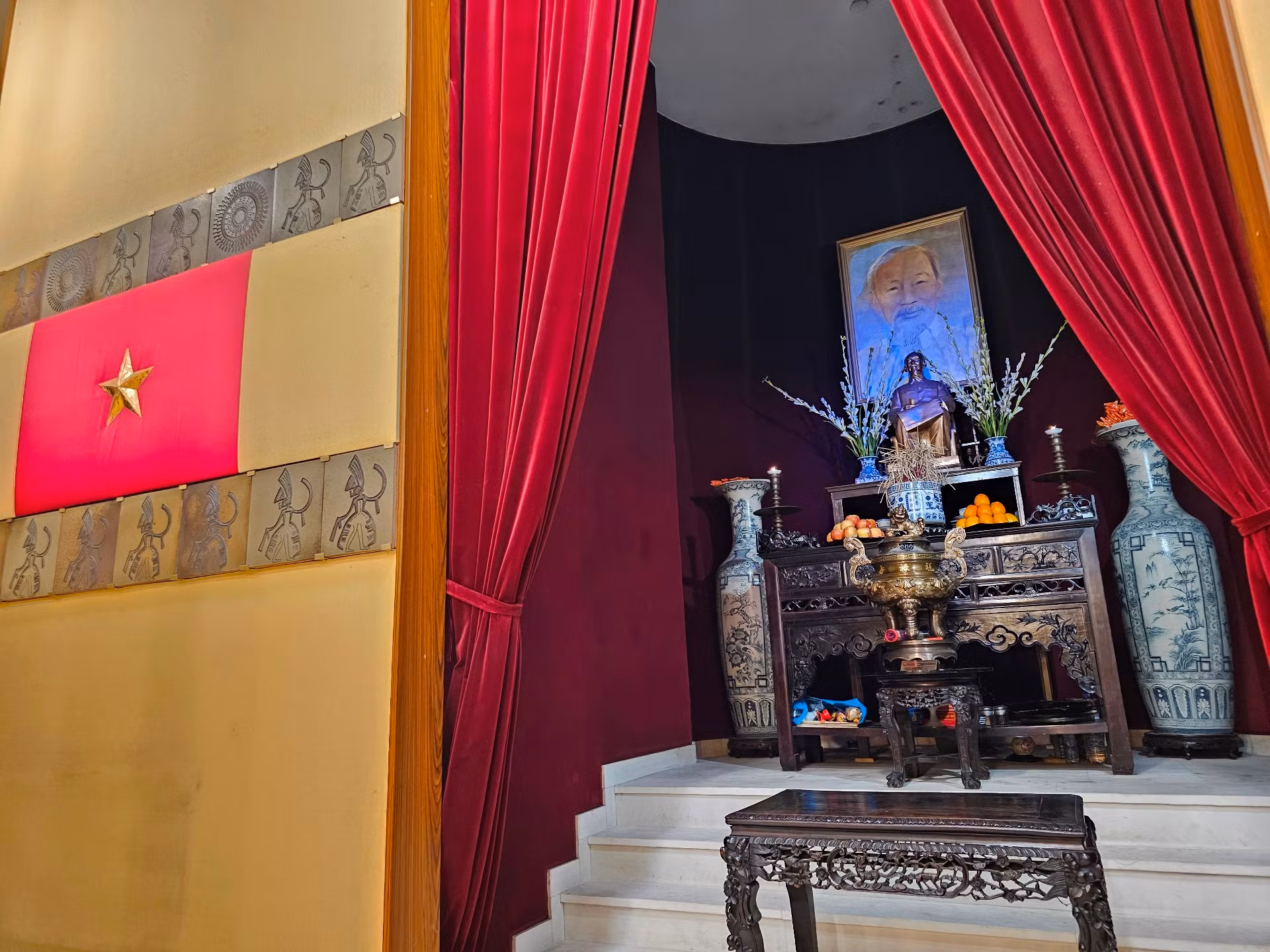 Thời bấy giờ, nước ta còn nghèo. Hội Công thương của những người làm chủ nhà hàng, kinh doanh buôn bán, cùng với những người xuất thân từ lính thợ hoạt động trong Hội Công nhân, đốc công tham gia xây dựng Tòa Đại sứ. Từ ý nguyện đến sự hình thành nên một căn nhà chung thiêng liêng của quê hương trên đất Pháp đòi hỏi rất nhiều mồ hôi, công sức của bà con kiều bào.