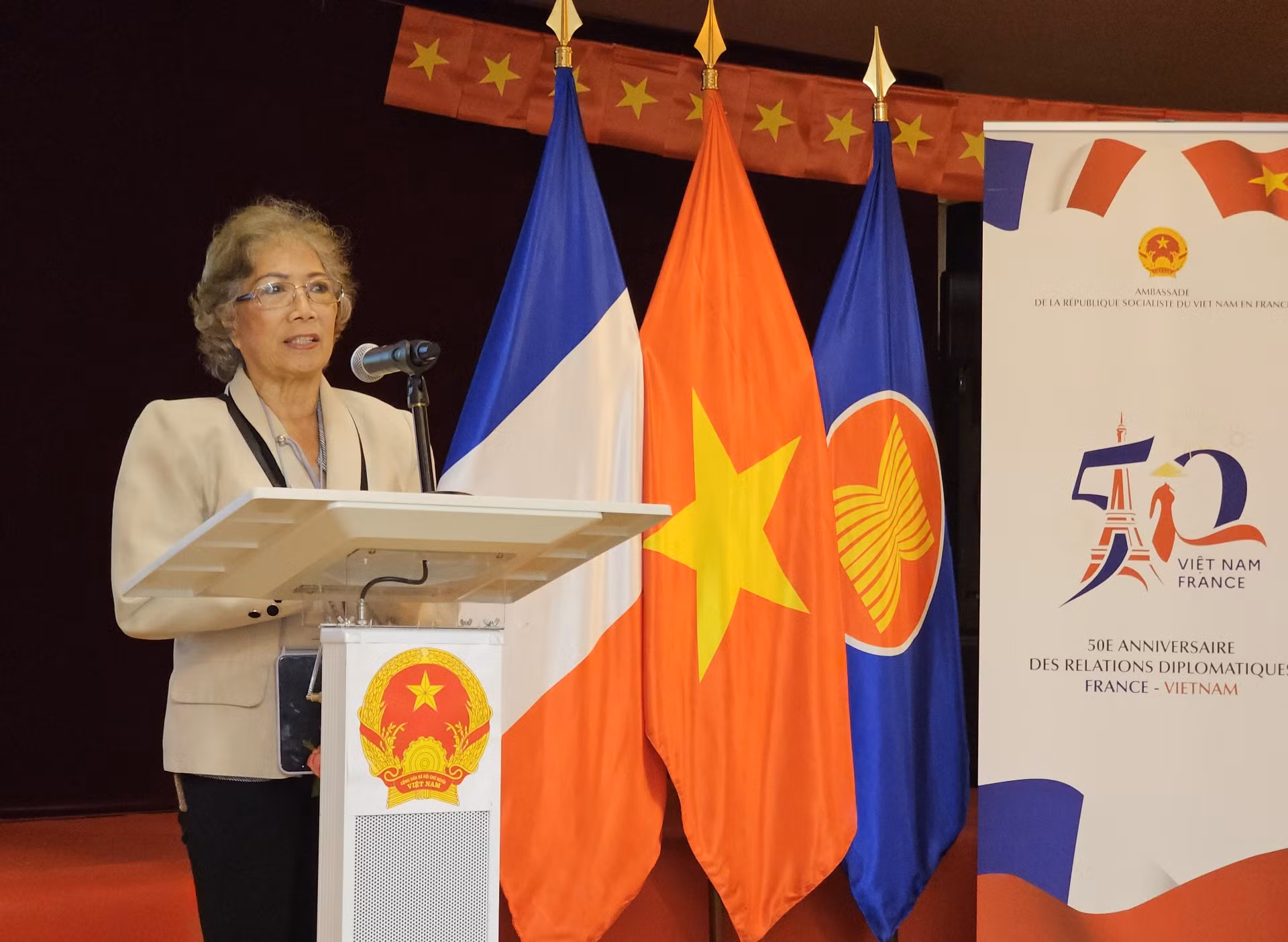 Đến nay, có hơn 35 hội đoàn hữu nghị với Việt Nam trên toàn nước Pháp. Ngôn ngữ tiếng Việt cũng được giảng dạy tại một số trường cấp ba và đại học ở nhiều địa phương của Pháp. (Trong ảnh: Cô Vanna Siriphaniphong, Chủ tịch Hội Công nhân lao động tại Pháp - hội nòng cốt của Hội Người Việt Nam trước đây, có nhiều đóng góp quý báu cả về vật chất và công sức để xây dựng tòa nhà trụ sở Đại sứ quán).