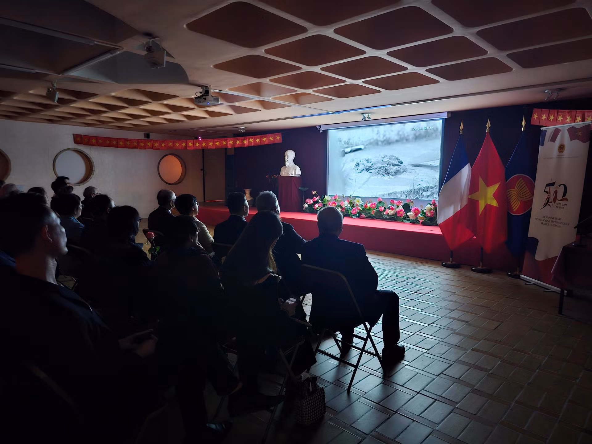 Những lá cờ Tổ quốc do bà con Việt kiều may giấu tại nhiều nơi trên nước Pháp kể từ ngày Việt Nam tuyên bố độc lập, đã tung bay rực rỡ sắc đỏ ngang hàng cùng quốc kỳ Pháp, trong ngày Chủ tịch Hồ Chí Minh đặt chân tới Paris theo lời mời chính thức của Chính phủ Pháp vào tháng 6/1946. Cho tới ngày 7/8/1975 khi Tòa Đại sứ Việt Nam Dân chủ Cộng hòa tại Pháp được cấp phép xây dựng, Tổ quốc vẫn nhận được nhiều tình cảm, đóng góp của bà con kiều bào. Đất nước Việt Nam vẫn nhận được sự mến thương của những người cộng sản và nhân dân Pháp.