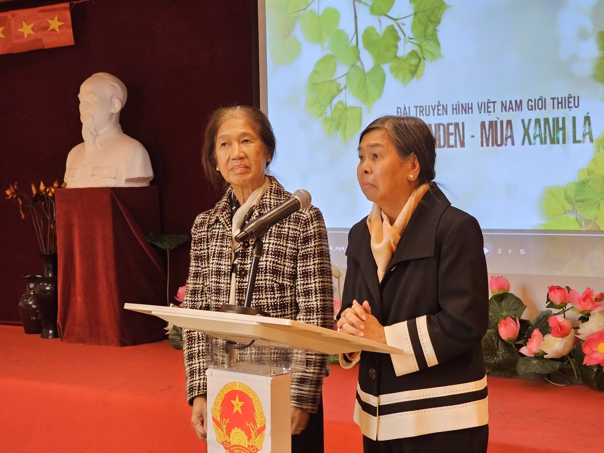 Những nỗ lực của nền ngoại giao nhân dân đã có nhiều thành quả, mà thí dụ điển hình là sự thành công của Hiệp định Paris và sự hình thành của tòa nhà Đại sứ quán. Từ những năm 20 của thế kỷ trước, Chủ tịch Hồ Chí Minh đã tham gia thành lập “Hội những người An Nam yêu nước” và trở thành nòng cốt của Hội với tên gọi Nguyễn Ái Quốc. Trong những giai đoạn lịch sử sau đó cho tới ngày nay, các thế hệ cán bộ Cơ quan đại diện Việt Nam tại Pháp tiếp tục phát huy tinh thần của Chủ tịch Hồ Chí Minh, thúc đẩy sự yêu thương và kết đoàn giữa bà con kiều bào với Tổ quốc. (Trong ảnh: Cô Bùi Kim Tuyết và cô Bùi Kim Thúy, hai người cháu của kiến trúc sư Võ Thành Nghĩa, chia sẻ về những ký ức tuổi trẻ bên bản thiết kế tòa đại sứ của người cậu ruột).