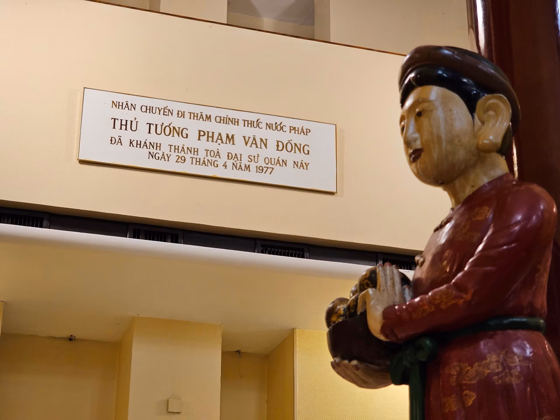 Ngày 29/4/1977, Đại sứ quán Việt Nam tại Pháp chính thức được khánh thành nhân chuyến thăm chính thức Cộng hòa Pháp của Thủ tướng Phạm Văn Đồng.