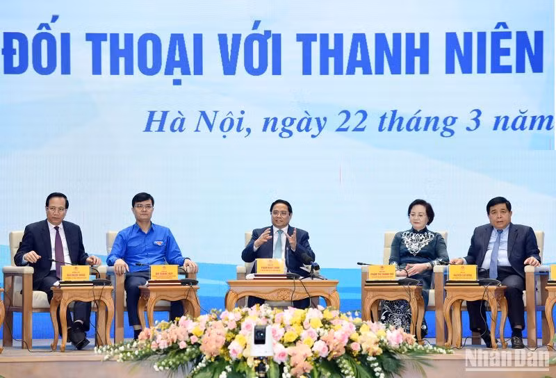 Thủ tướng Phạm Minh Chính cùng đại diện các bộ, ngành và Trung ương Đoàn tham gia đối thoại với thanh niên.