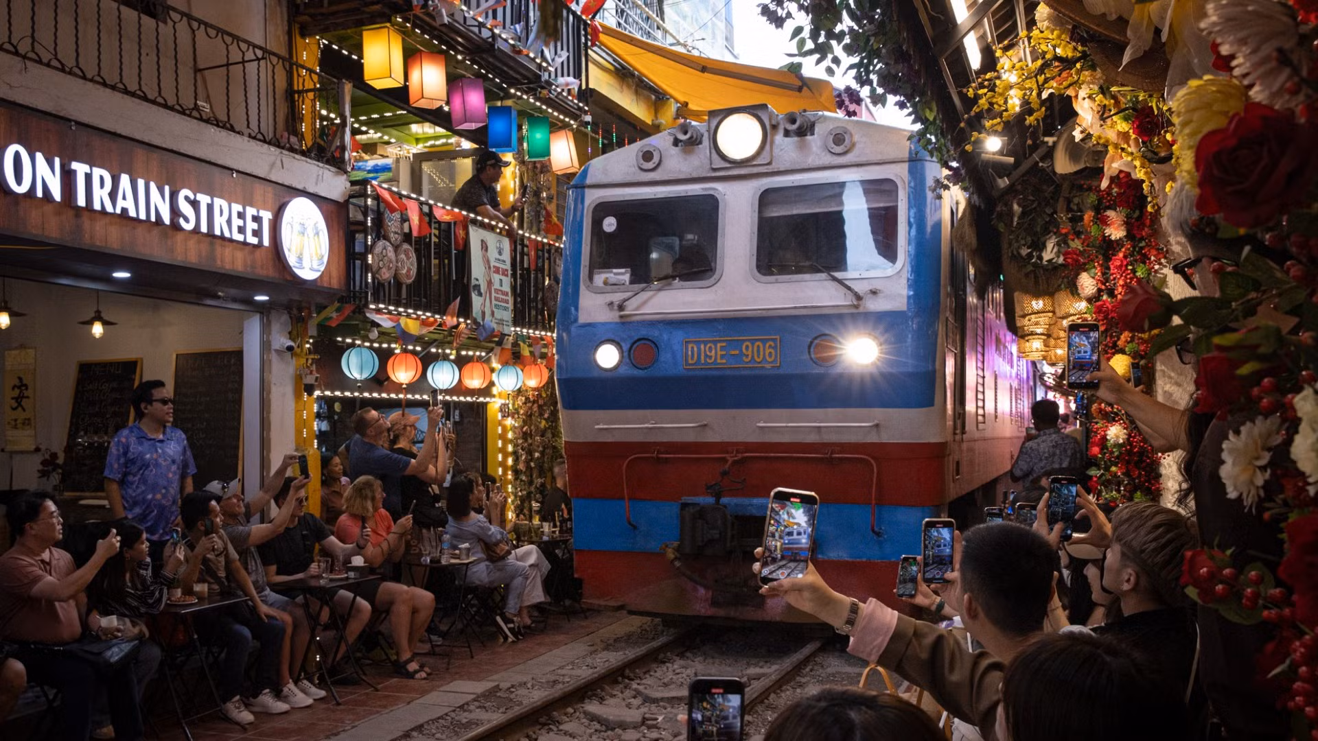 Phố cà-phê đường tàu phía quận Hoàn Kiếm, đoạn từ Trần Phú đến Phùng Hưng vẫn luôn nườm nượp khách du lịch.