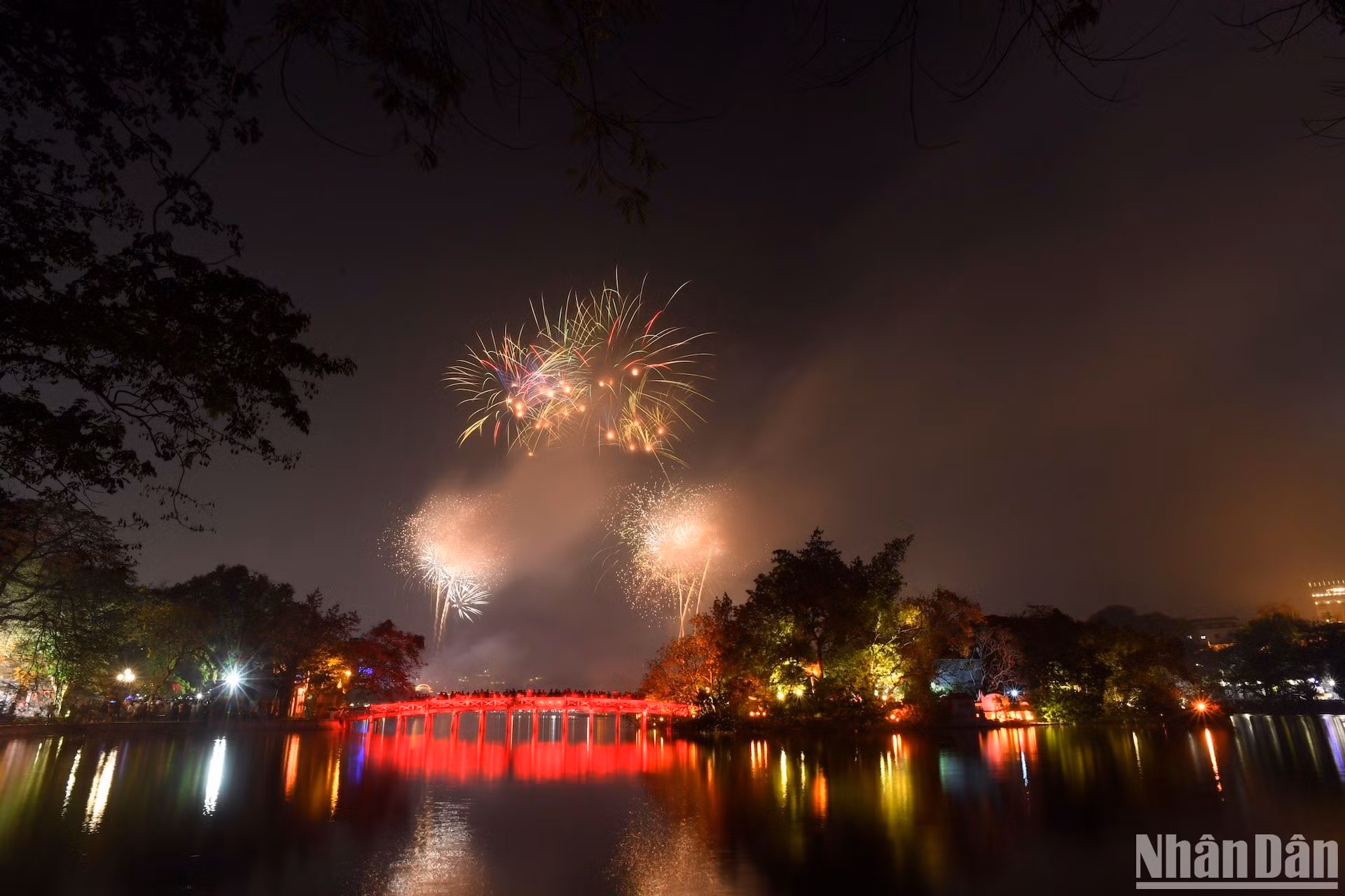 Pháo hoa tại Hồ Hoàn Kiếm, Hà Nội. (Ảnh: Thành Đạt) Pháo hoa tại Hồ Hoàn Kiếm, Hà Nội. (Ảnh: Thành Đạt)
