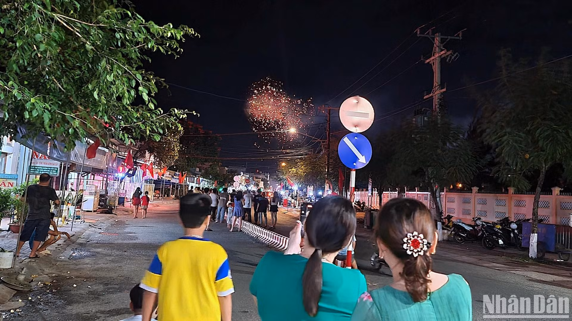 Người dân đổ dồn ra thị trấn Đầm Dơi, huyện Đầm Dơi, tỉnh Cà Mau xem pháo hoa mừng năm mới. (Ảnh: Hữu Tùng) Người dân đổ dồn ra thị trấn Đầm Dơi, huyện Đầm Dơi, tỉnh Cà Mau xem pháo hoa mừng năm mới. (Ảnh: Hữu Tùng)