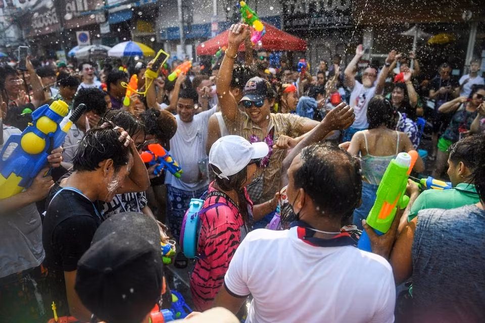 Người dân và du khách tại lễ hội Songkran. Ảnh: Reuters