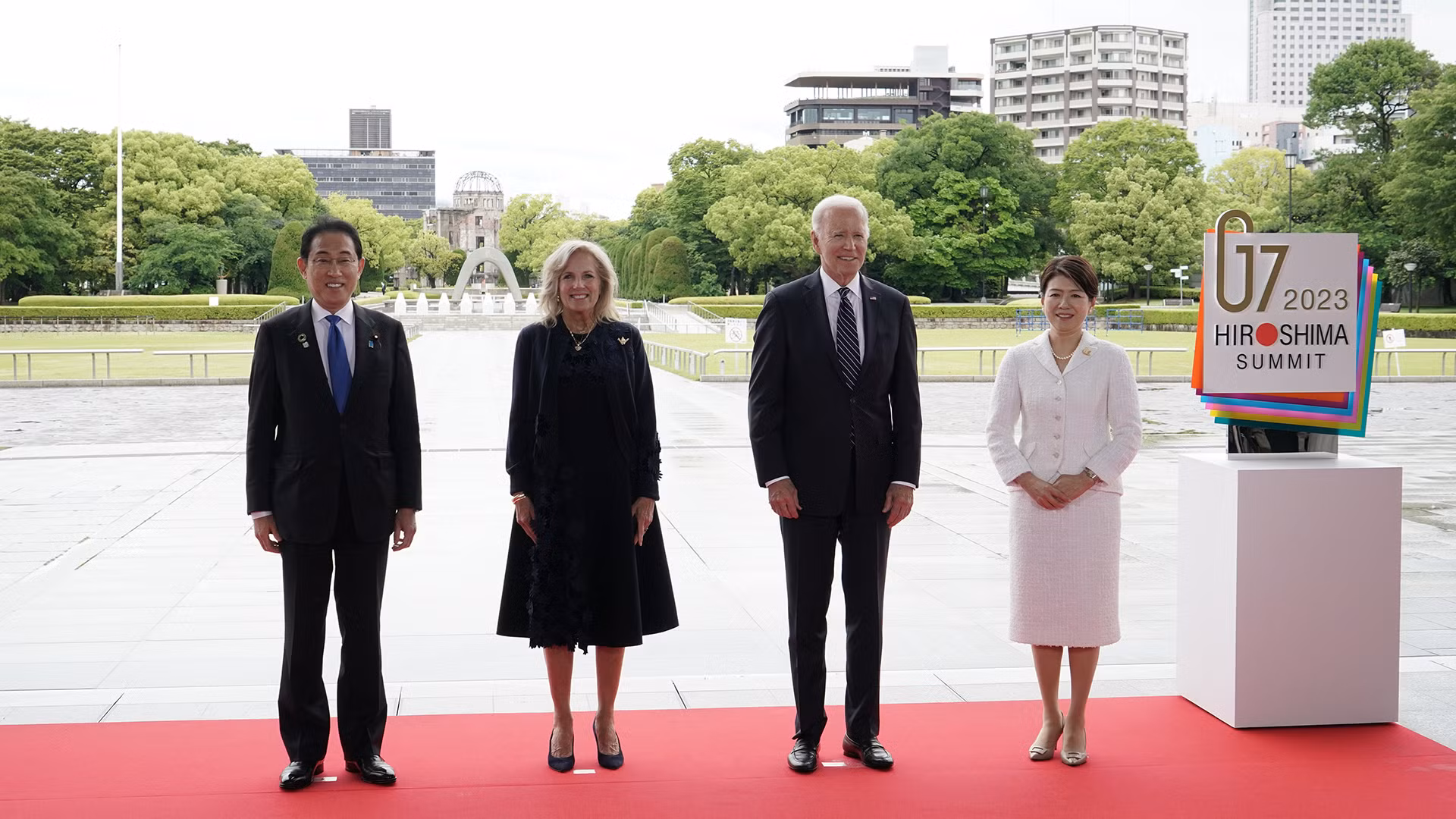 Thủ tướng Nhật Bản Kishida Fumio và Phu nhân Kishida Yuko chụp ảnh cùng Tổng thống Mỹ Joe Biden và Phu nhân Jill Biden tại Bảo tàng Tưởng niệm Hòa bình Hiroshima, ngày 19/5/2023. (Ảnh: g7hiroshima)