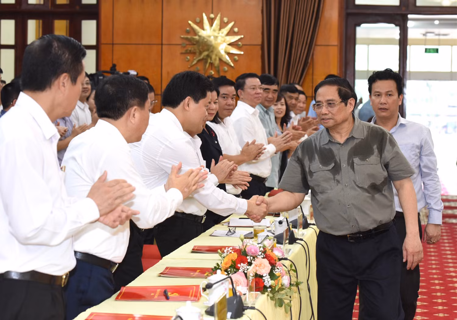Thủ tướng Phạm Minh Chính với lãnh đạo chủ chốt tỉnh Hà Giang.
