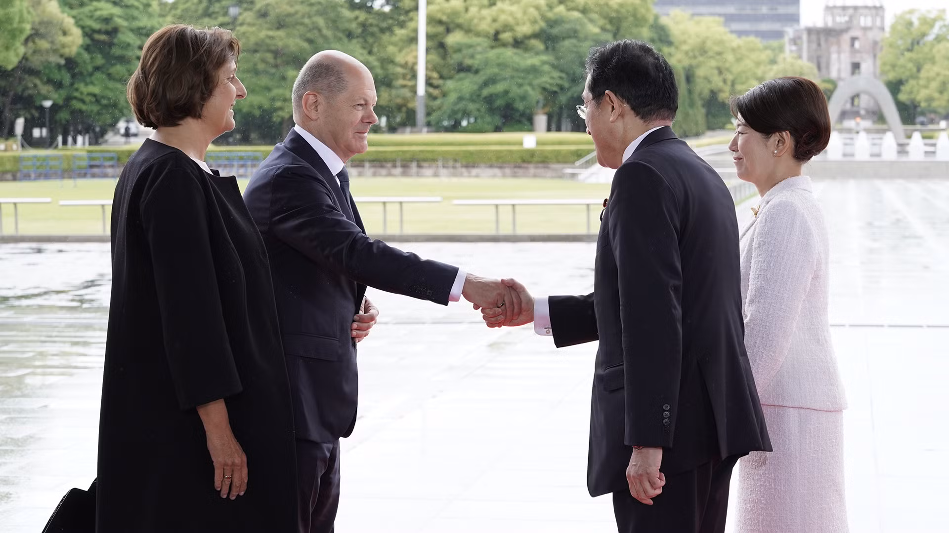 Thủ tướng Đức Olaf Scholz và Phu nhân Britta Ernst được chào đón tại Bảo tàng Tưởng niệm Hòa bình Hiroshima. (Ảnh: g7hiroshima)