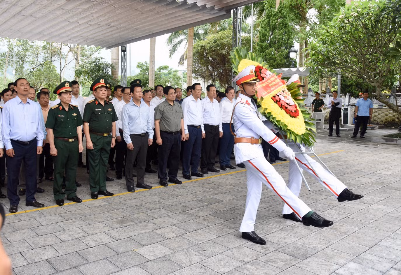 Thủ tướng Phạm Minh Chính và các đại biểu dâng hương, hoa tưởng niệm các Anh hùng liệt sĩ tại Nghĩa trang Liệt sĩ quốc gia Vị Xuyên. Thủ tướng Phạm Minh Chính và các đại biểu dâng hương, hoa tưởng niệm các Anh hùng liệt sĩ tại Nghĩa trang Liệt sĩ quốc gia Vị Xuyên.