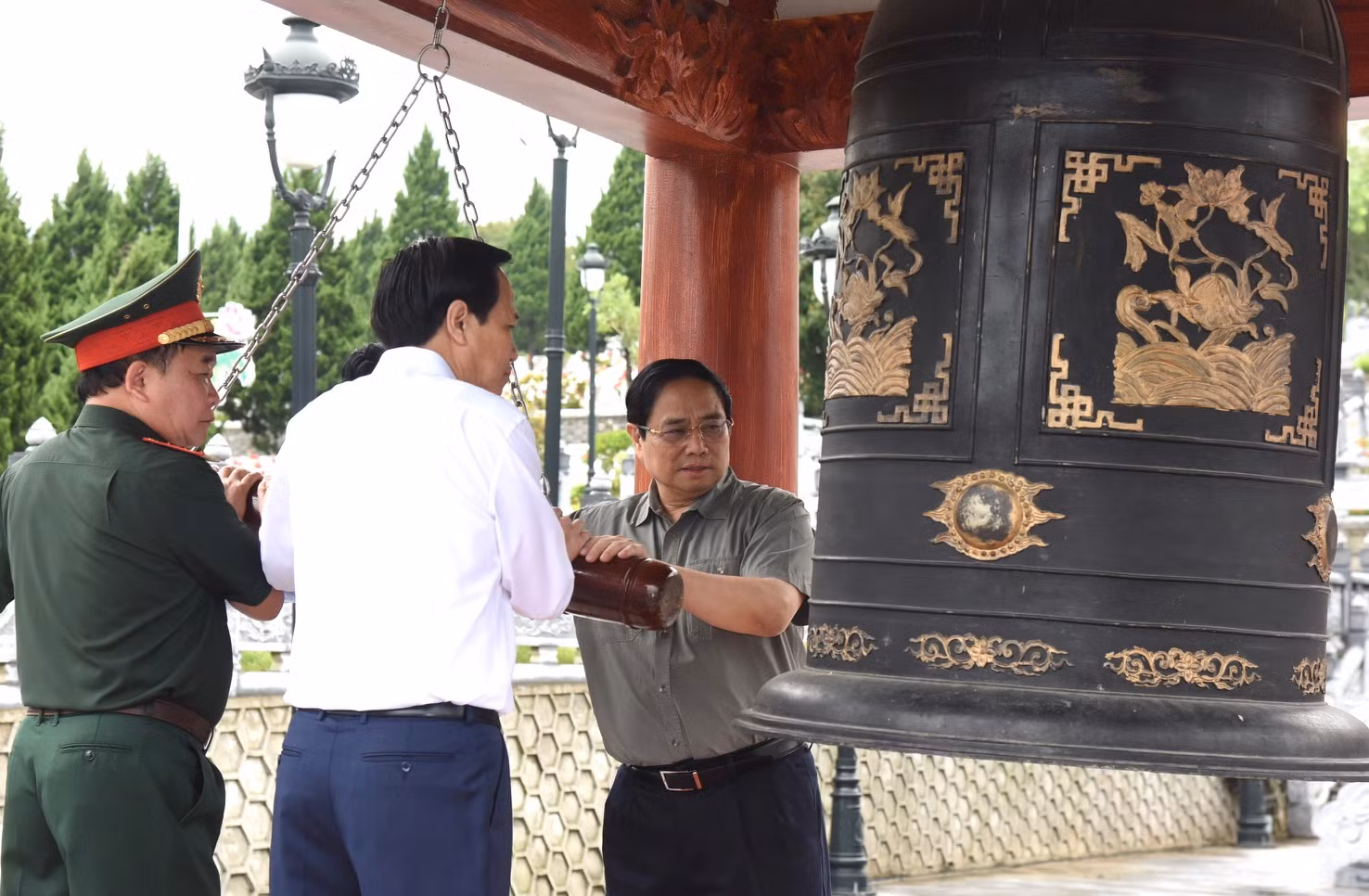Thủ tướng Phạm Minh Chính và các đại biểu thỉnh chuông tại đền thờ Anh hùng liệt sĩ tại Nghĩa trang Liệt sĩ quốc gia Vị Xuyên. Thủ tướng Phạm Minh Chính và các đại biểu thỉnh chuông tại đền thờ Anh hùng liệt sĩ tại Nghĩa trang Liệt sĩ quốc gia Vị Xuyên.