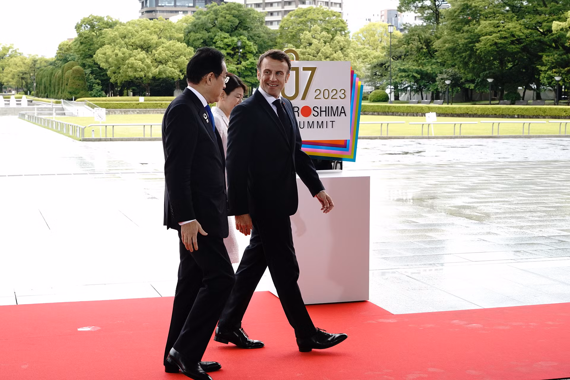 Thủ tướng Nhật Bản Kishida Fumio và Phu nhân Kishida Yuko cùng Tổng thống Pháp Emmanuel Macron. (Ảnh: g7hiroshima)