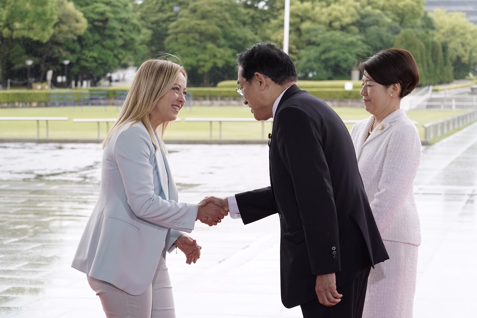 Thủ tướng nước chủ nhà Nhật Bản Kishida Fumio bắt tay Thủ tướng Italia Giorgia Meloni. (Ảnh: g7hiroshima)