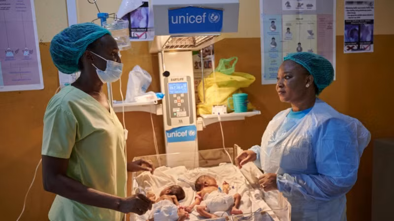 Porbilla Ofosu-Apea – cán bộ dinh dưỡng của UNICEF – trò chuyện với y tá trưởng Evelyn Puoviel tại khu vực chăm sóc trẻ sinh non do UNICEF hỗ trợ, đặt tại Bệnh viện Tamale West, thành phố Tamale, Ghana. (Ảnh: UNICEF) Porbilla Ofosu-Apea – cán bộ dinh dưỡng của UNICEF – trò chuyện với y tá trưởng Evelyn Puoviel tại khu vực chăm sóc trẻ sinh non do UNICEF hỗ trợ, đặt tại Bệnh viện Tamale West, thành phố Tamale, Ghana. (Ảnh: UNICEF)